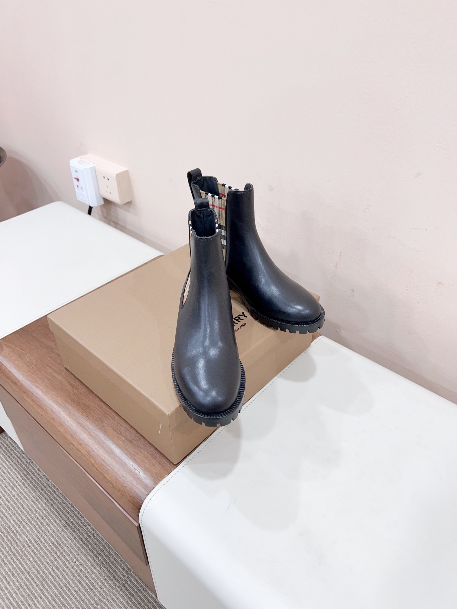 Burberry 2023ss Certified Boots: Korean-Style with Italian Leather, Best Value for Money