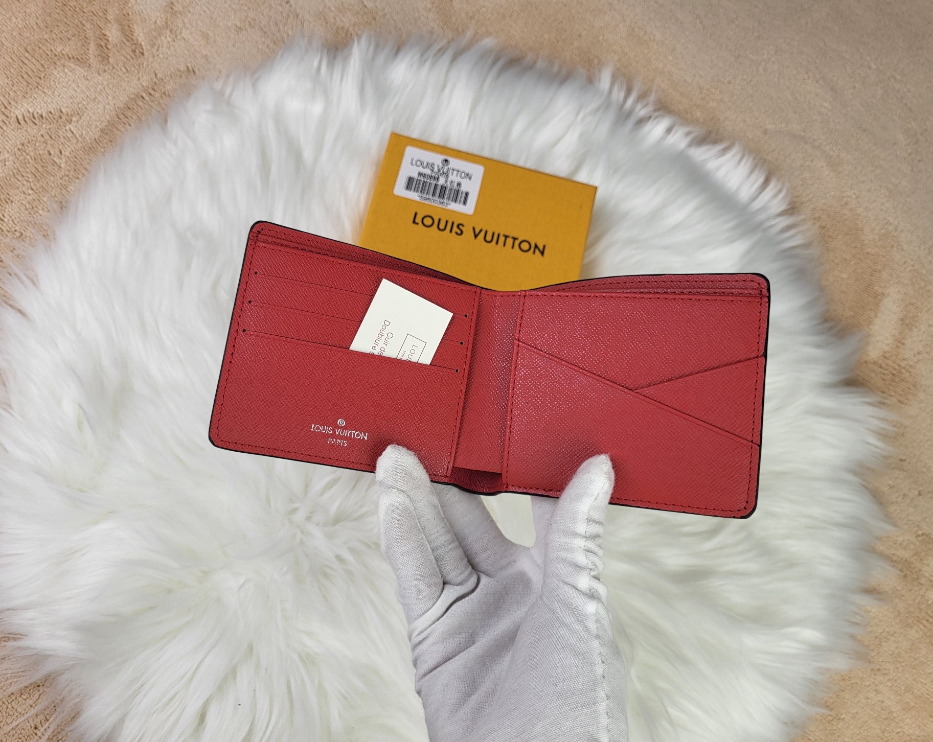 Bifold wallet product in use