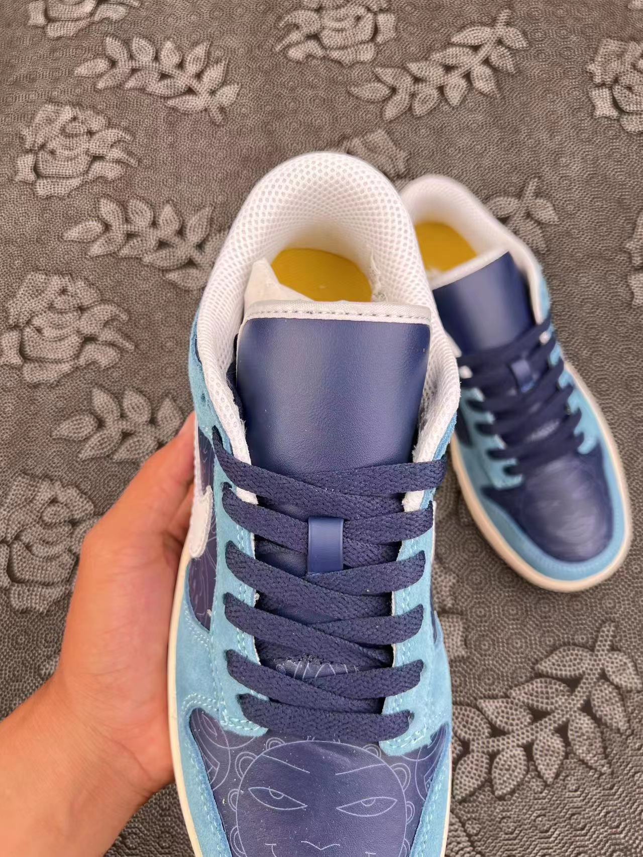? 正品定制Nike Dunk SB Low 树莓美式复古板鞋 白蓝配色?
