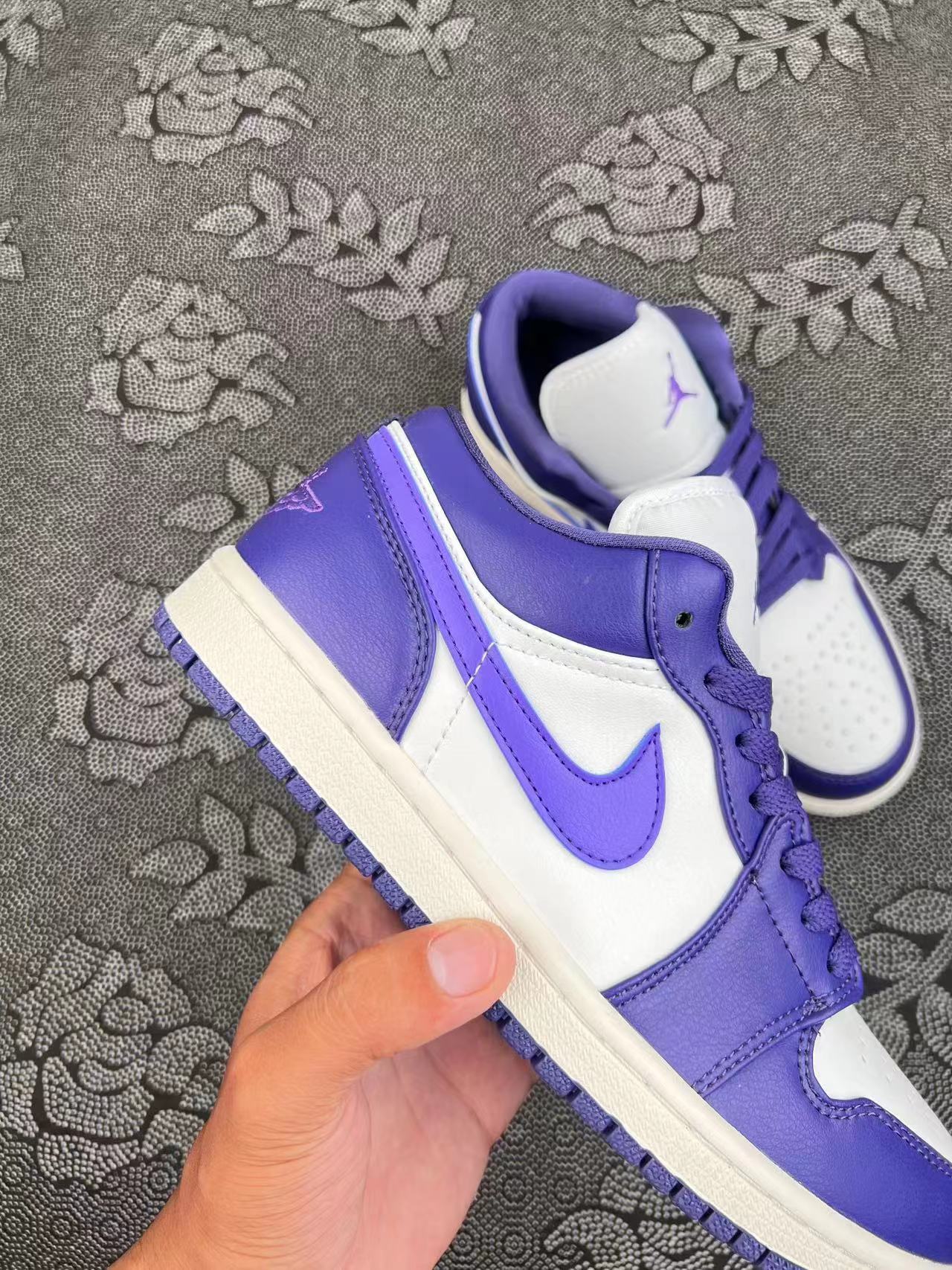 ? Air Jordan 1 Low