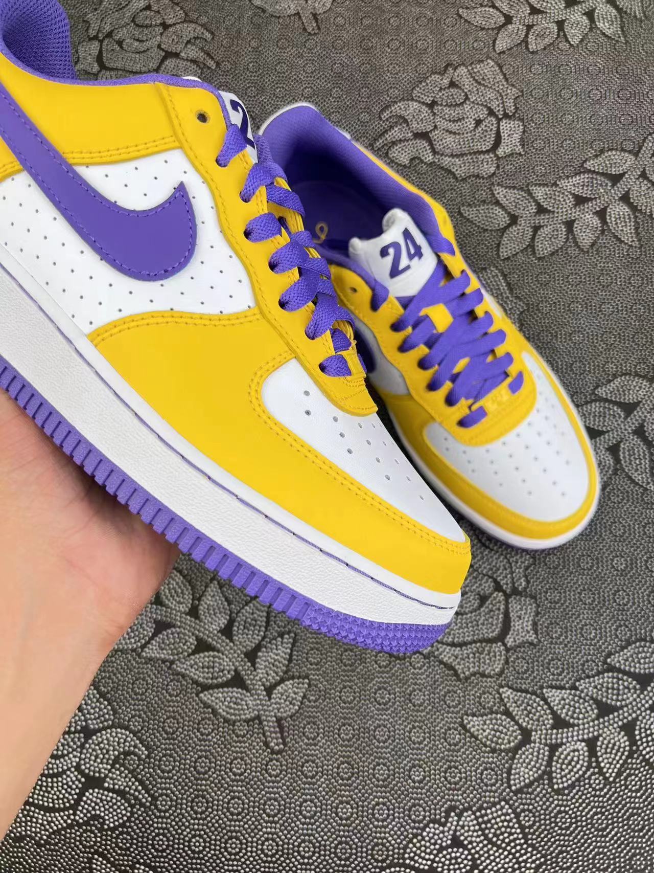 ? 正品定制 Af1 定制配色系列 白黄紫配色kobe24号低帮板鞋 ?