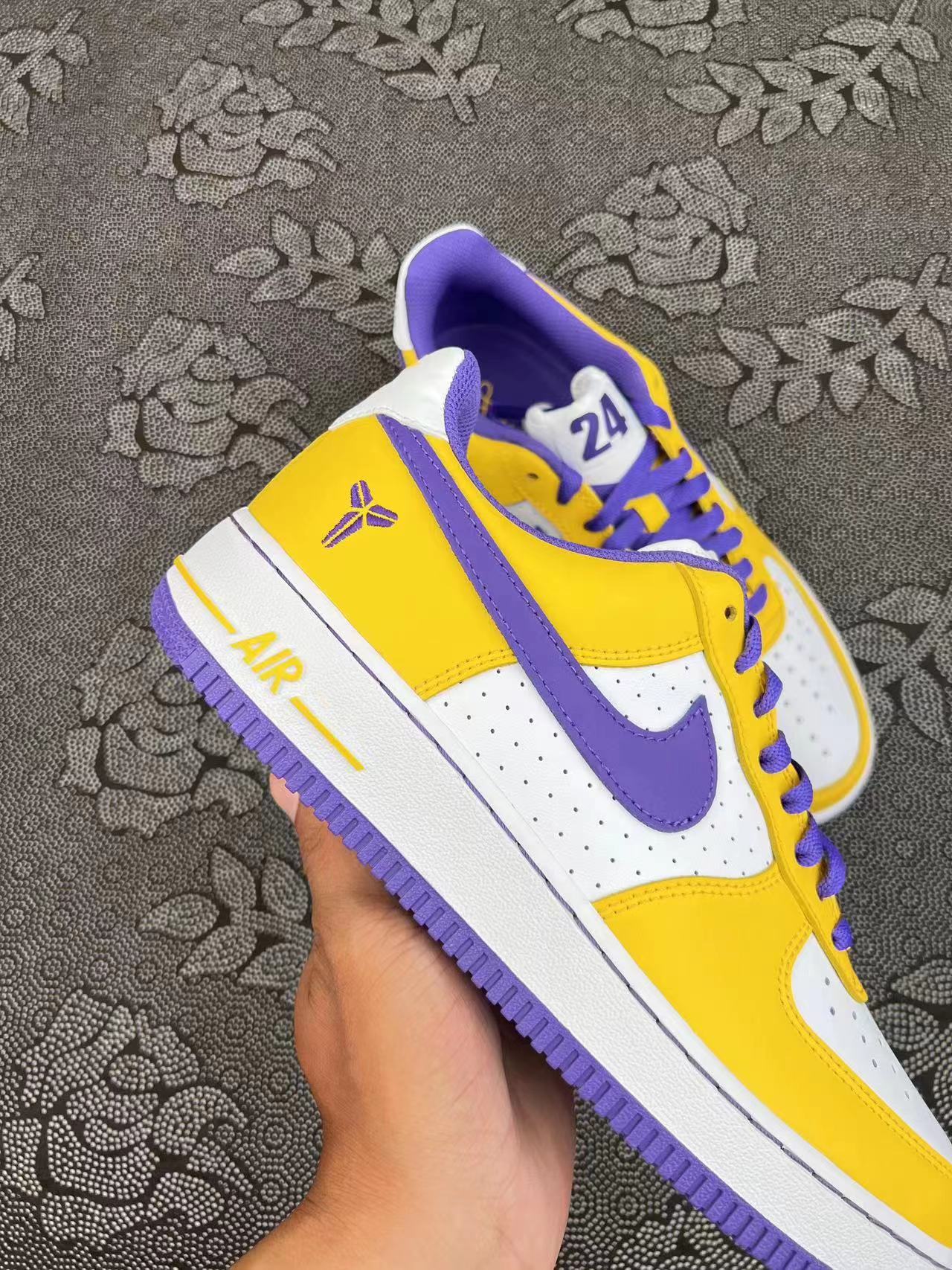 ? 正品定制 Af1 定制配色系列 白黄紫配色kobe24号低帮板鞋 ?