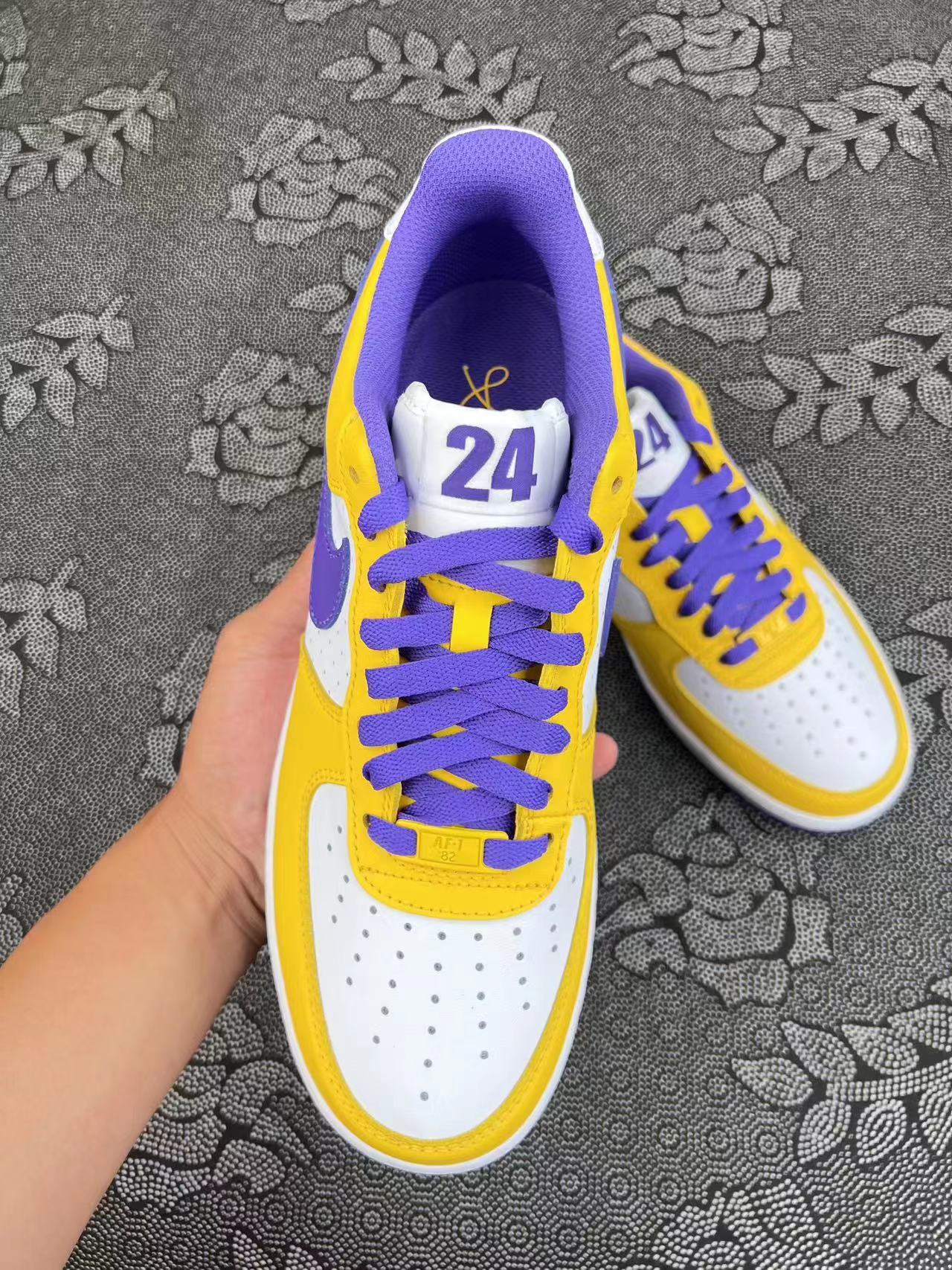 ? 正品定制 Af1 定制配色系列 白黄紫配色kobe24号低帮板鞋 ?