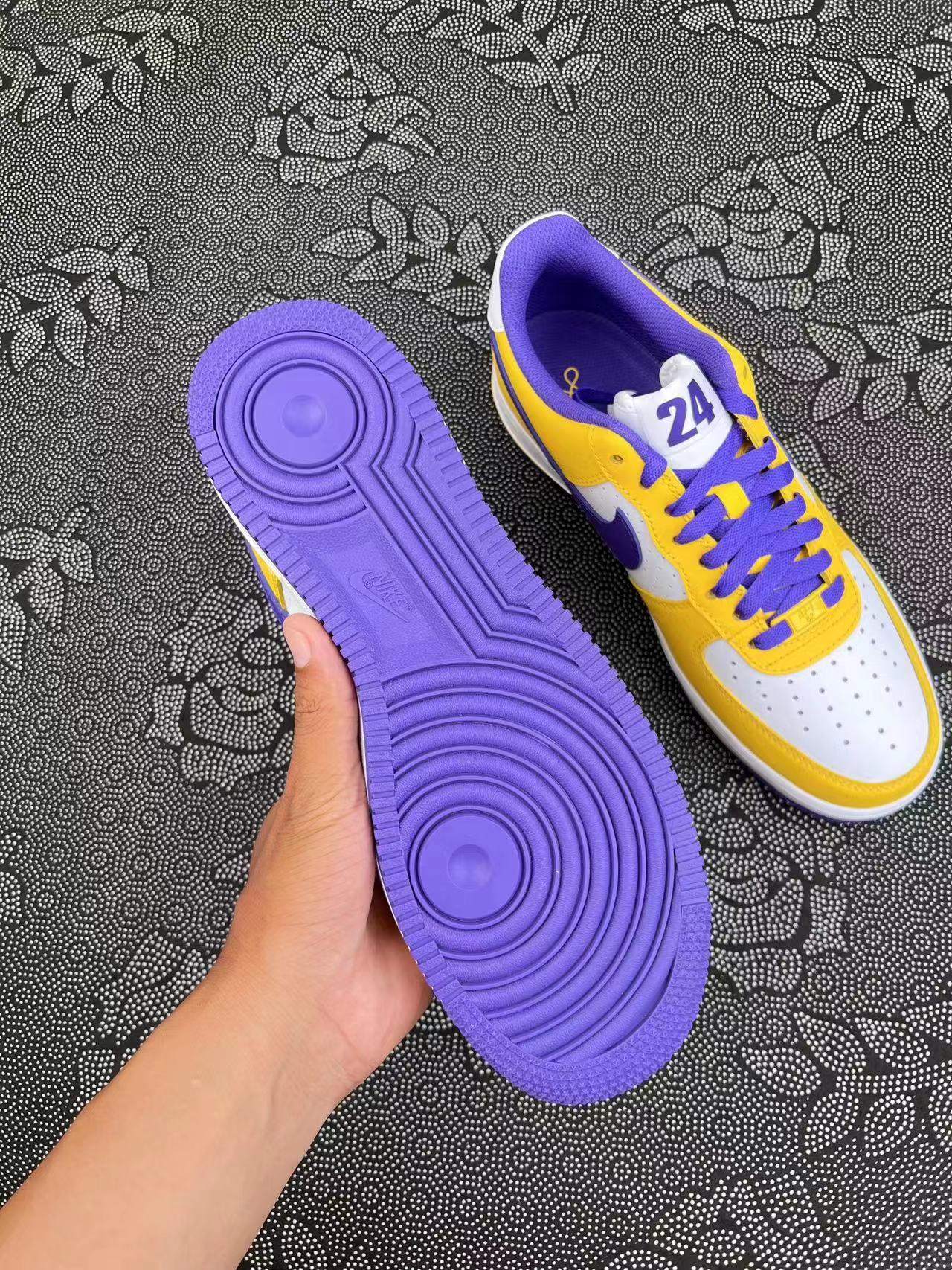 ? 正品定制 Af1 定制配色系列 白黄紫配色kobe24号低帮板鞋 ?