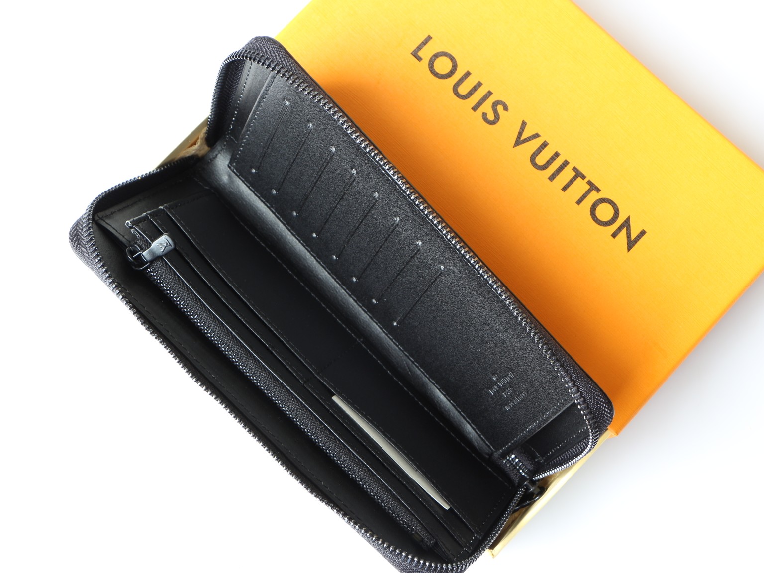 Leather long wallet available in different colors