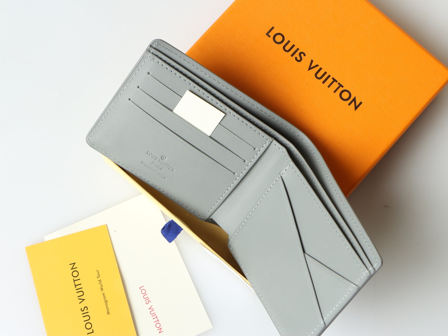 Bifold wallet Product in use