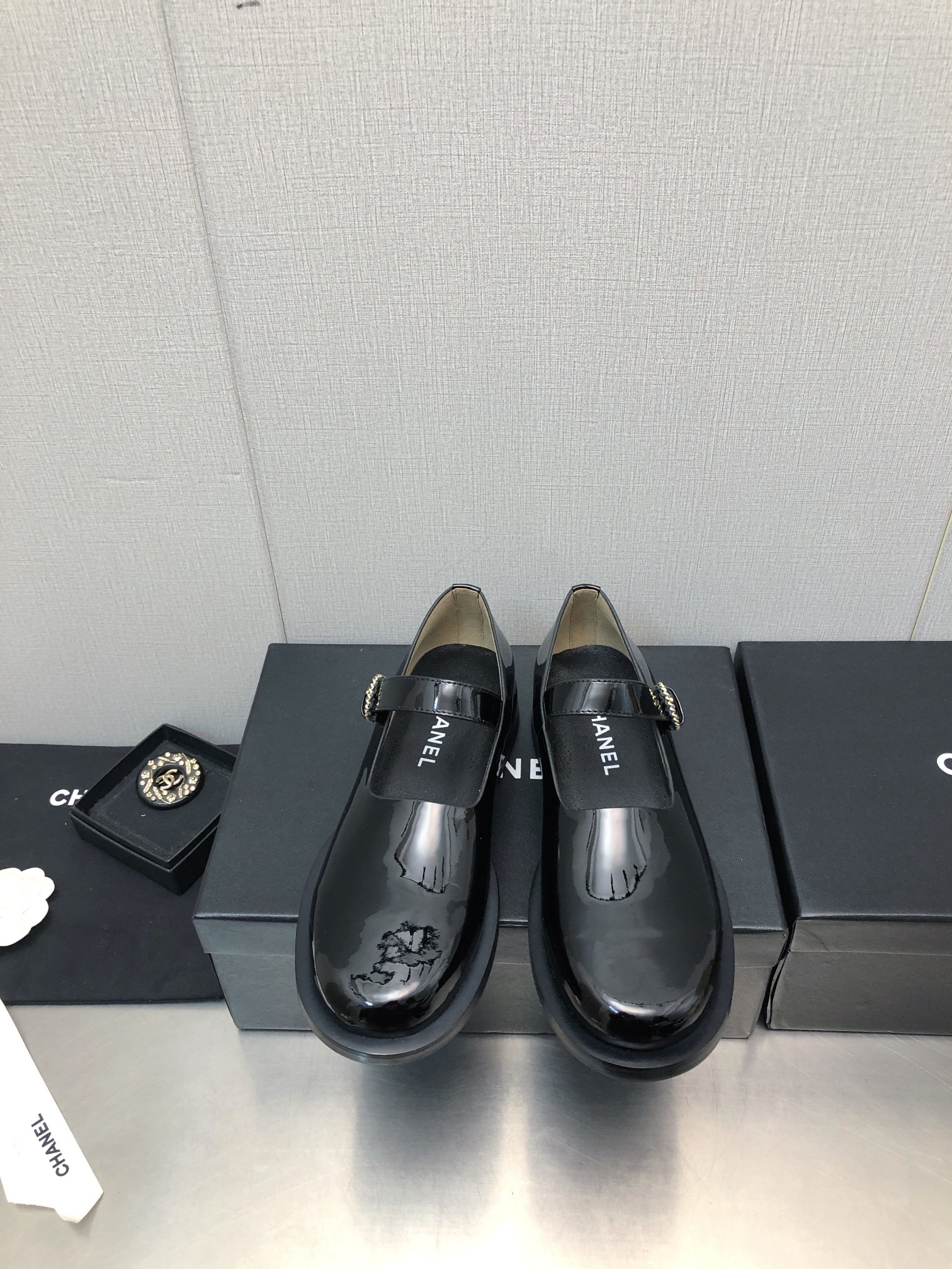 NO:248649,CHANE* ｜Xiaoxiang autumn and winter new loafers Loafer enthusiasts must not miss this style. This style is more neutral and handsome, with a strong sense of line. The upper is imported calf open-edge beads. The inner foot pad is silk sheepskin. Original open-mold rubber outsole. Heel height is 2.5cm. Size 35-39 (customized by 40/41). Loafers, chanel, loafers, sheepskin.19860909CHANE* ｜小香秋冬新品乐福鞋 乐福鞋爱好者绝不能错过 这款气质上更中性帅气几分 线条感很足 鞋面采用进口小牛开边珠  内里垫脚采用丝绸羊皮 原版开模橡胶大底 跟高2.5cm 尺码35-39（40/41定制）,乐福鞋,chanel,loafers,sheepskin,Women's Shoes