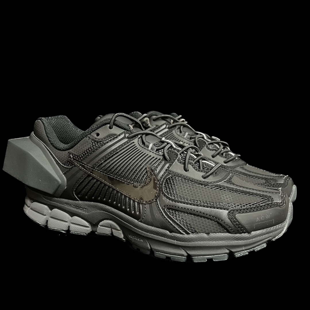 Local A-Cold-Wall x Nike Zoom Vomero5 黑色冷墙 鞋款采用多层设计，融入织物与合成材质，后跟网眼拼接和透气孔设计，轻盈透气Zoom Air缓震配置提供出色脚感。巧糅科技感和低调设计，为鞋款注入反光细节，…