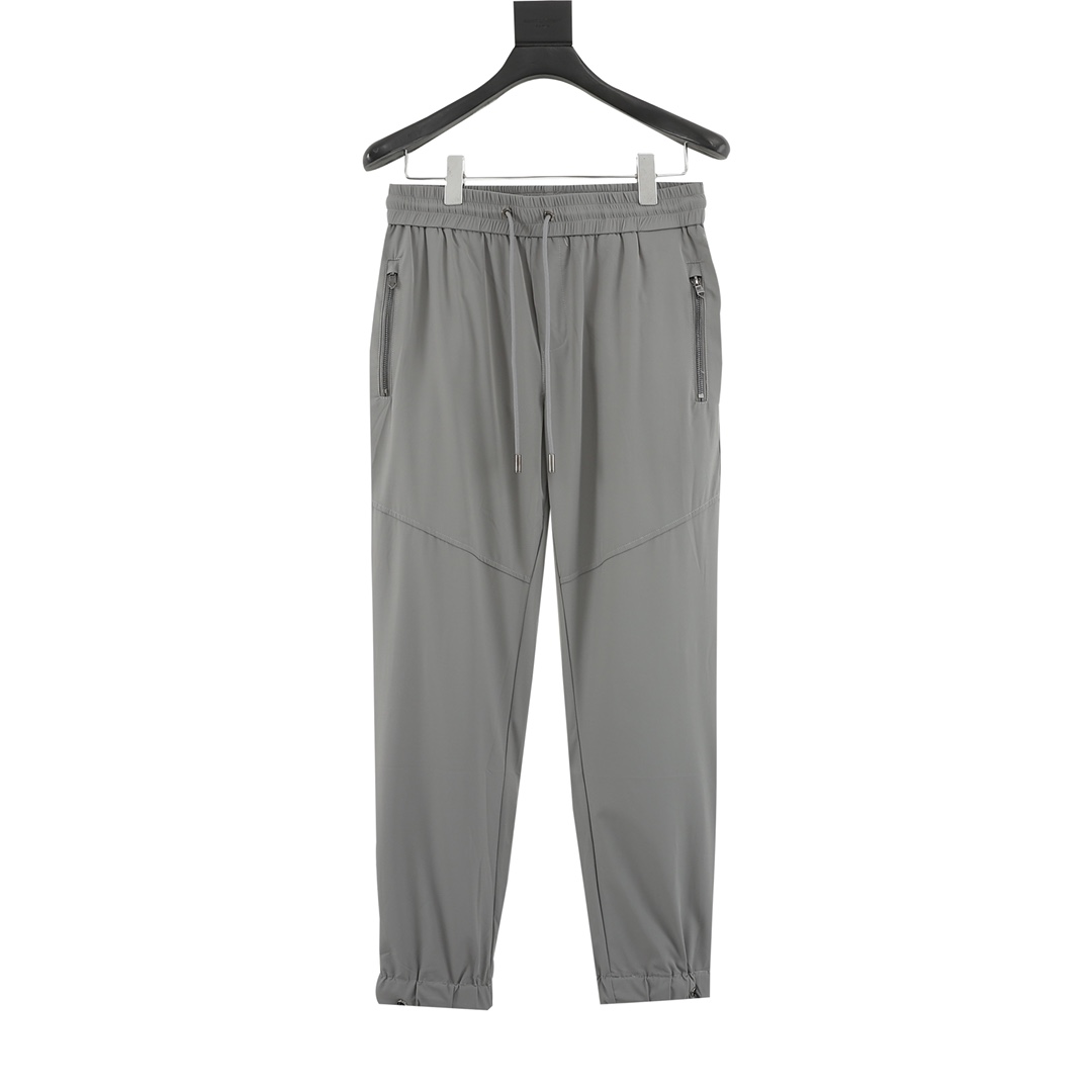 Recogida local (se puede dejar en tienda) Prada Prada pantalones largos con puños y triángulo. El tejido es algodón cru…