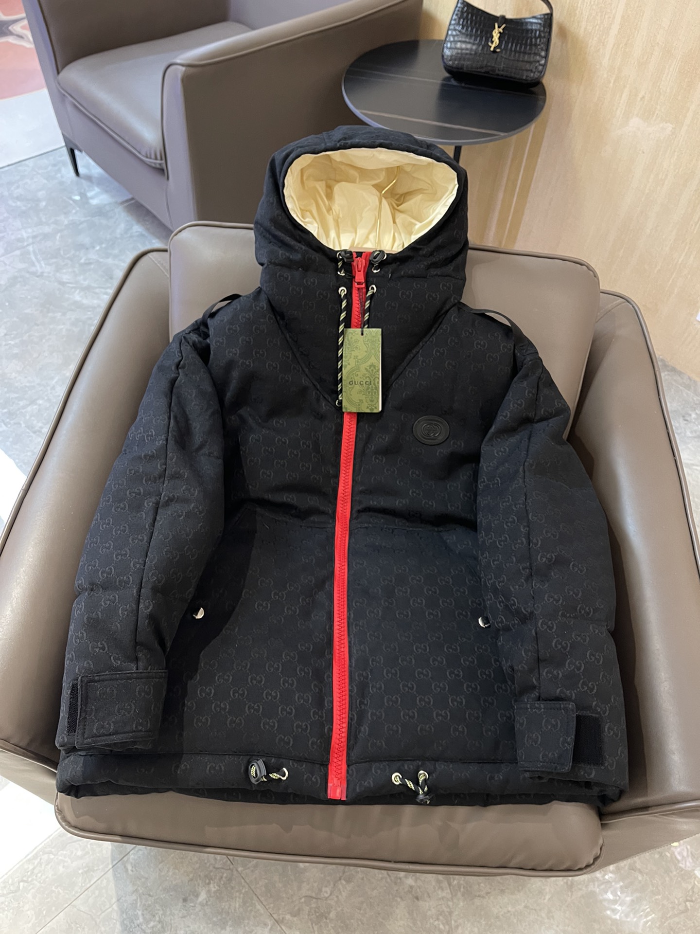 NO:562532,With dust bag T9925# only S Gucci jacquard presbyopia logo 90 white goose down loose style down jacket black S,,gucci,down jacket,alexander wang19860909配防尘袋T9925#只有S Gucci 提花老花logo 90白鹅绒 宽松款 羽绒服 黑色S,,gucci,down jacket,alexander wang,Women's clothing