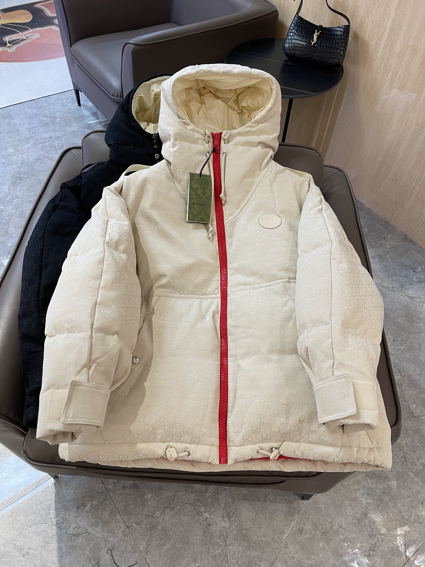 NO:562528,Comes with dust bag T9925# Gucci jacquard presbyopic logo 90 white goose down loose style down jacket off-white SML,,gucci,down jacket,alexander wang19860909配防尘袋T9925# Gucci 提花老花logo 90白鹅绒 宽松款 羽绒服 米白色 SML,,gucci,down jacket,alexander wang,Women's clothing