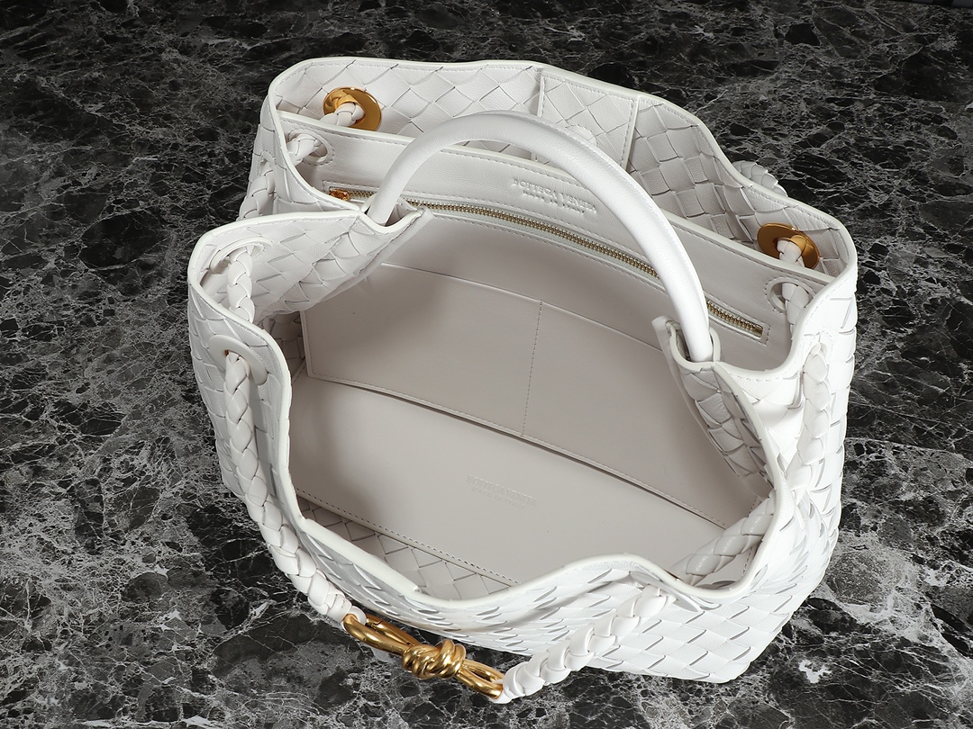 Bottega Veneta Andiamo Medium White Leather Handbag - Iconic Design 9 i1692293253 163 7