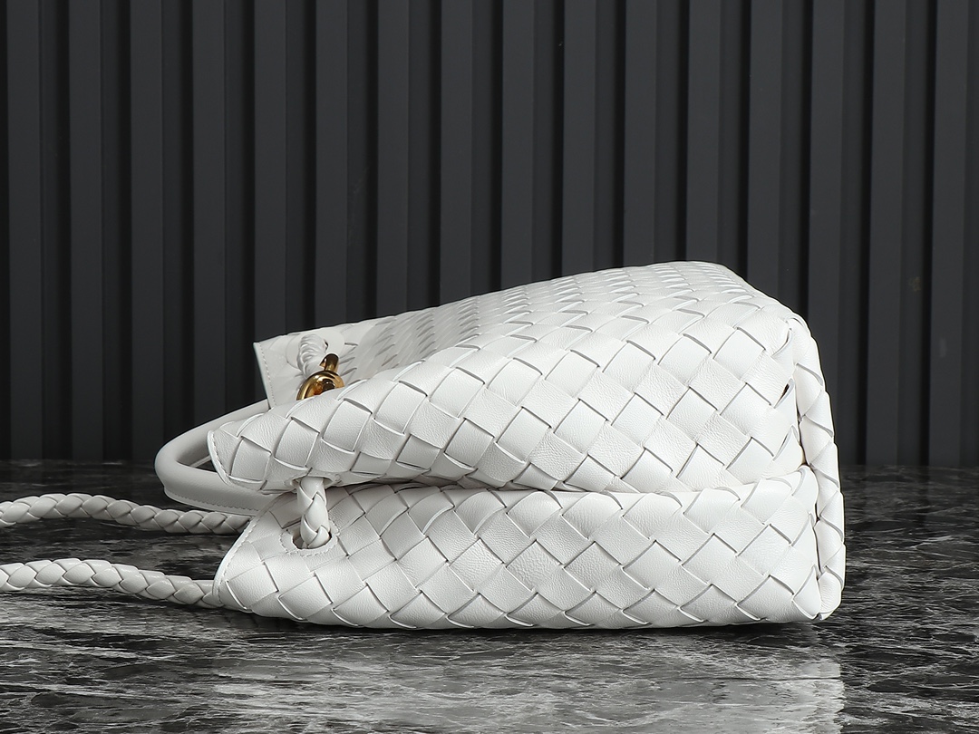 Bottega Veneta Andiamo Medium White Leather Handbag - Iconic Design 6 i1692293253 1698 4