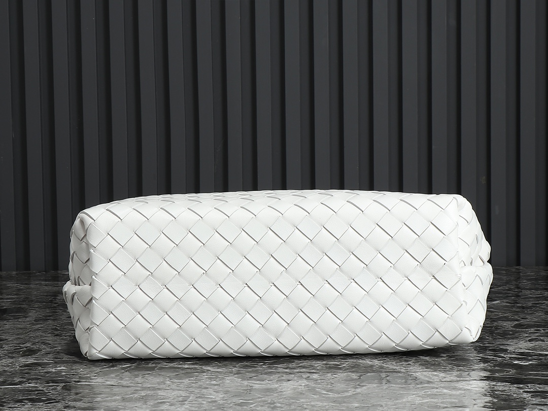 Bottega Veneta Andiamo Medium White Leather Handbag - Iconic Design 5 i1692293253 2386 3
