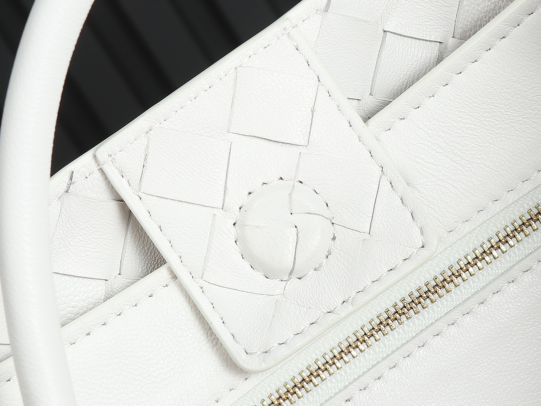 Bottega Veneta Andiamo Medium White Leather Handbag - Iconic Design 8 i1692293253 3578 6