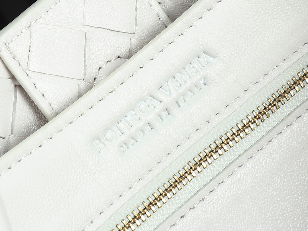 Bottega Veneta Andiamo Medium White Leather Handbag - Iconic Design 10 i1692293253 575 8