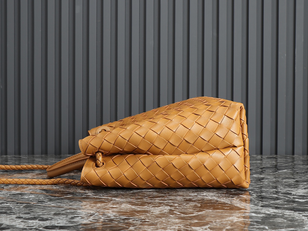 Bottega Veneta Andiamo Medium Handbag: Nappa Leather, Woven Design, Stylish & Roomy 5 i1692293320 2134 4