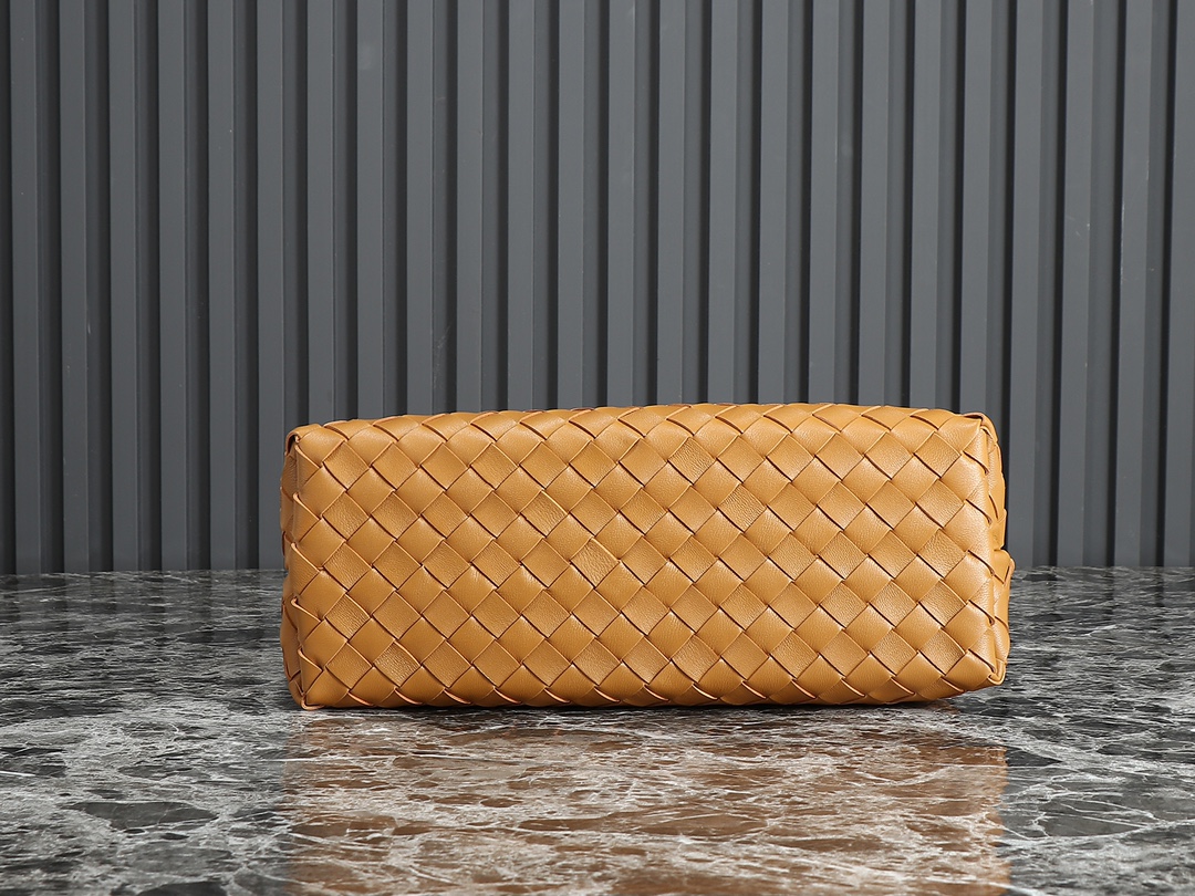 Bottega Veneta Andiamo Medium Handbag: Nappa Leather, Woven Design, Stylish & Roomy 4 i1692293320 4177 3