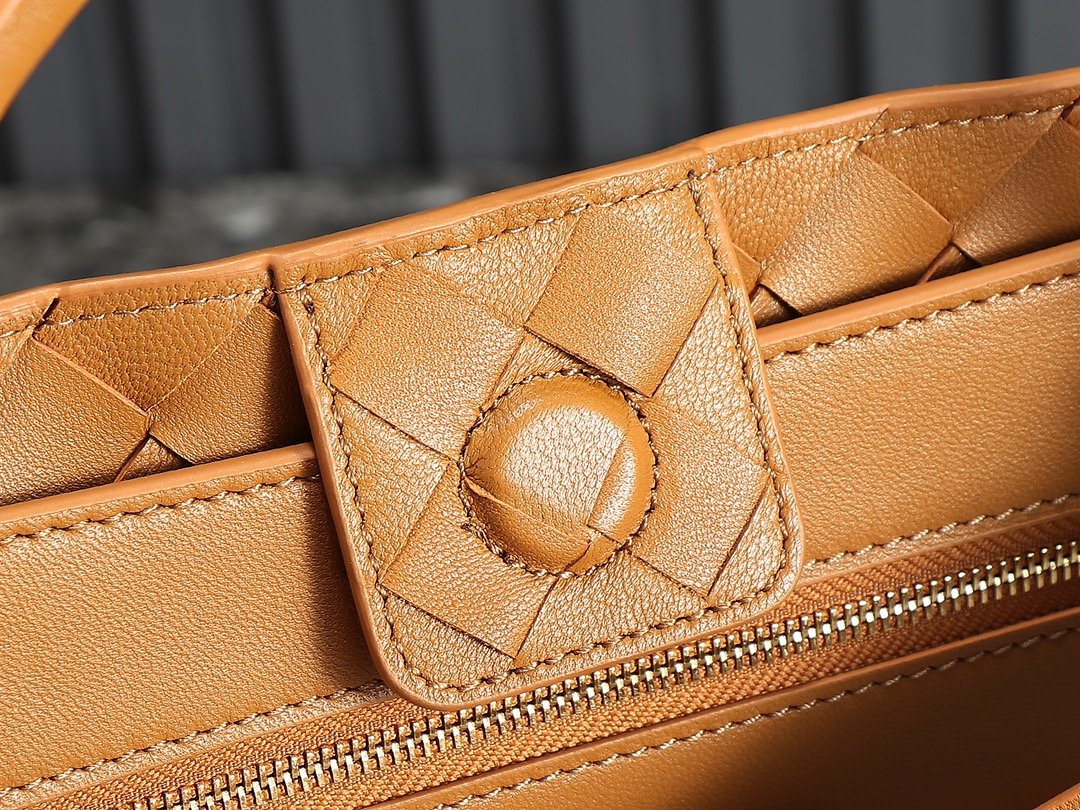 Bottega Veneta Andiamo Medium Handbag: Nappa Leather, Woven Design, Stylish & Roomy 7 i1692293320 7803 6