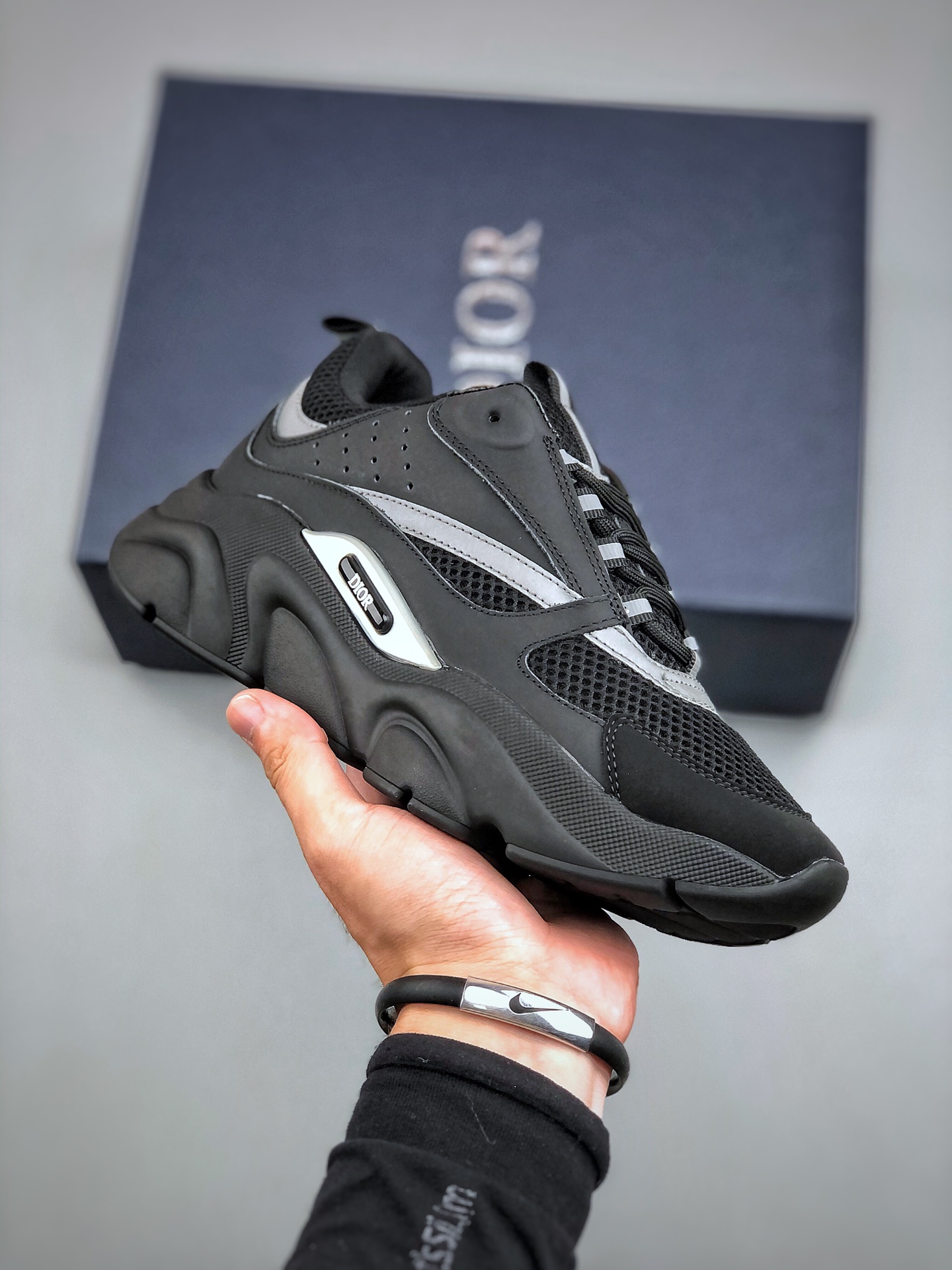 Dior B22 series sports shoes dad shoes couple's version is on sale at the counter on the day of the show