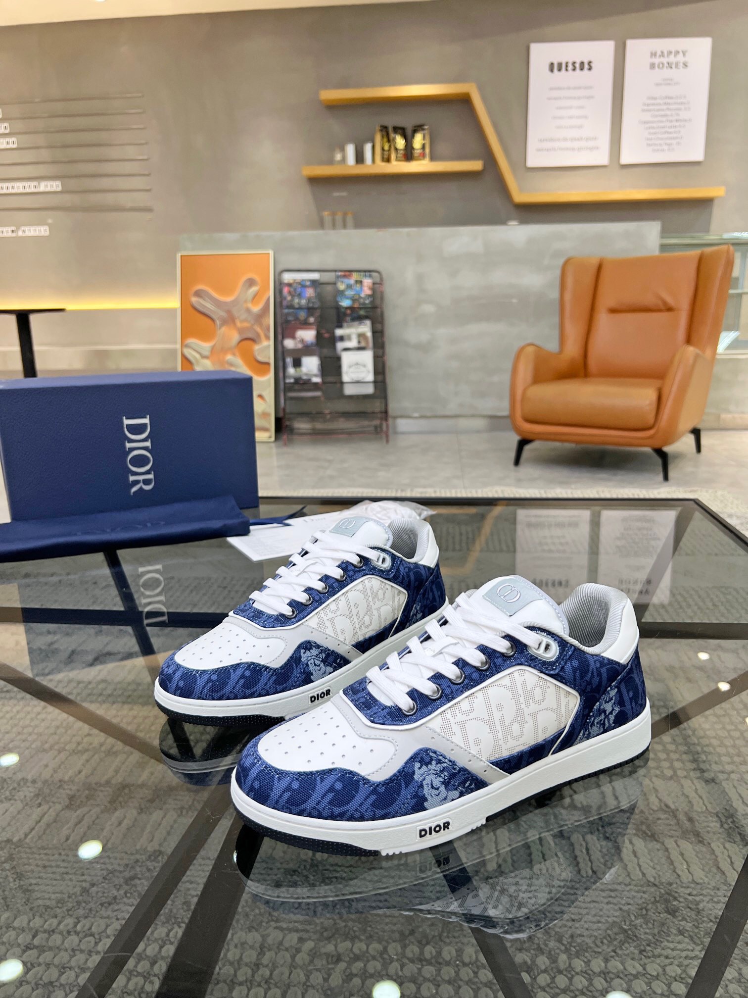 NO:216337,Brand DIOR color original color matching, 35-44 couples model, price, material, new autumn and winter joint-branded men's casual shoes!  D-home men's boots combine exquisite craftsmanship and elegant temperament, making them an ideal item for creating casual styles, printed splicing. The boots are decorated with decorative laces, durable rubber concave soles, reinforced heels and toe, and the sides are decorated with Dior AND SHAWN logo patches!  A must-have item for autumn and winter, buy fashionable essence quickly!  ,Dior casual shoes,dior,dior,dior,boots19860909品牌DIOR 颜色原版配色 码数35-44情侣款 价格 材质迪奥专柜新品秋冬联名款男士休闲鞋！D家男装靴子将精湛工艺与优雅气质合二为一,是打造休闲造型的理想单品,印花拼接.靴子采用装饰性鞋带,采用耐穿的橡胶凹凸鞋底及加强型鞋跟和鞋头,侧面饰以 Dior AND SHAWN 标志补丁装饰！秋冬必备单品,时髦精快快入手吧！,Dior休闲鞋,dior,dior,dior,boots,Men's shoes