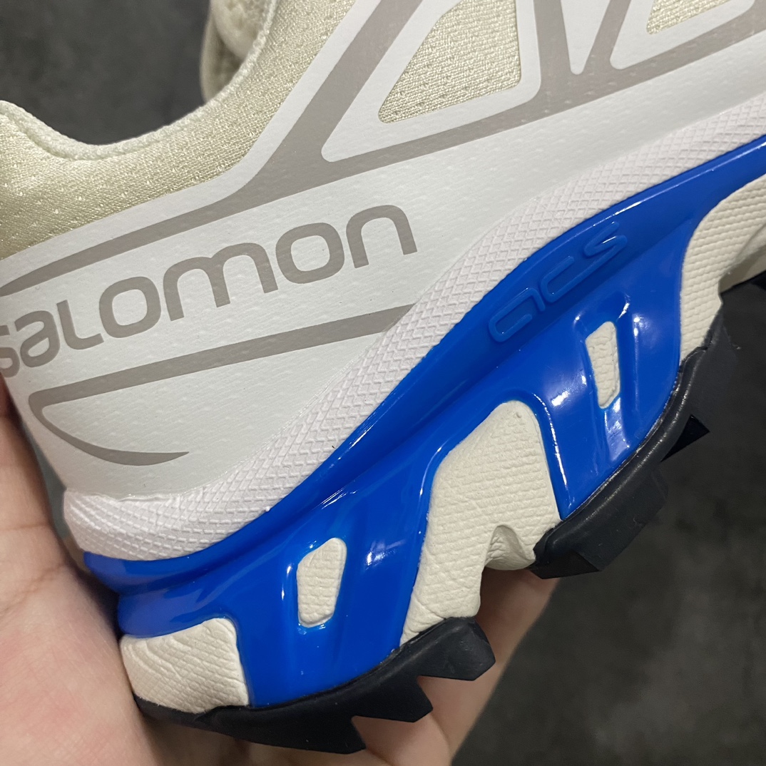 图片[2]-【绿x版】 Salomon XT-6萨洛蒙复古潮流户外机能登山跑鞋 米灰蓝色n纯原外贸平台特供订单 市场最高版 区别市场货n耗时半年巨作 全套原纸板楦头开发原厂特供网布配套加持 确保原汁原味n完美呈现版型 原档数据独家私模五层组合大底男女鞋同步官方开发至46.5原装Ortholite轻量化鞋垫 中底布带钢印编号原厂TPU锁扣 进口港宝加持后跟自然饱满 还原公司包裹性鞋面以“锯齿”状的包裹系统呈现在基色底之下加入了各种色点缀将公司的最新技术和时尚前卫的造型融入耐用的长跑款式中鞋面由 TPU 薄膜制成 并焊接在高耐磨网眼上 使其既时尚又坚固 由 ACS底盘支撑 可增强稳定性和支撑力 以及由橡胶凸耳 Contragrip外底覆盖的 EVA 缓冲中底 旨在应对崎岖的地形 鞋舌上的彩色Salomon 标签、Quicklace 系统以及鞋头、鞋舌和鞋跟上的附加品牌使细节更加完美 让穿着者可以轻松驾驭户外与通勤下的任何运动生活场景 无缝鞋身户外随意纵横 颜值与脚感兼备 出街通勤 绝对非常吸睛 你值得拥有 尺码：36-46.5-莆田鞋批发中心