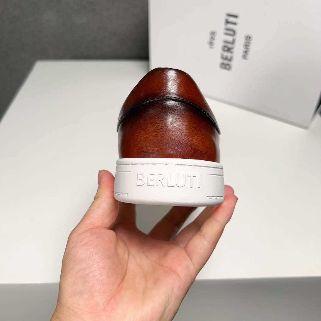 430BerlutiBerluti Men's SneakersEste zapato excepcionalmente moderno rompe moldes con un empeine de 