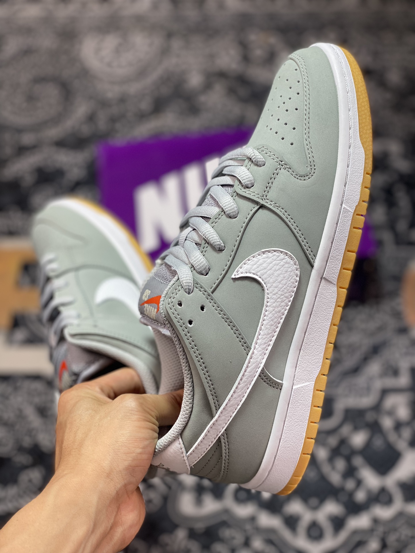 260  Nike SB Dunk Low “Grey Gum” 灰白生胶 DV5464-001