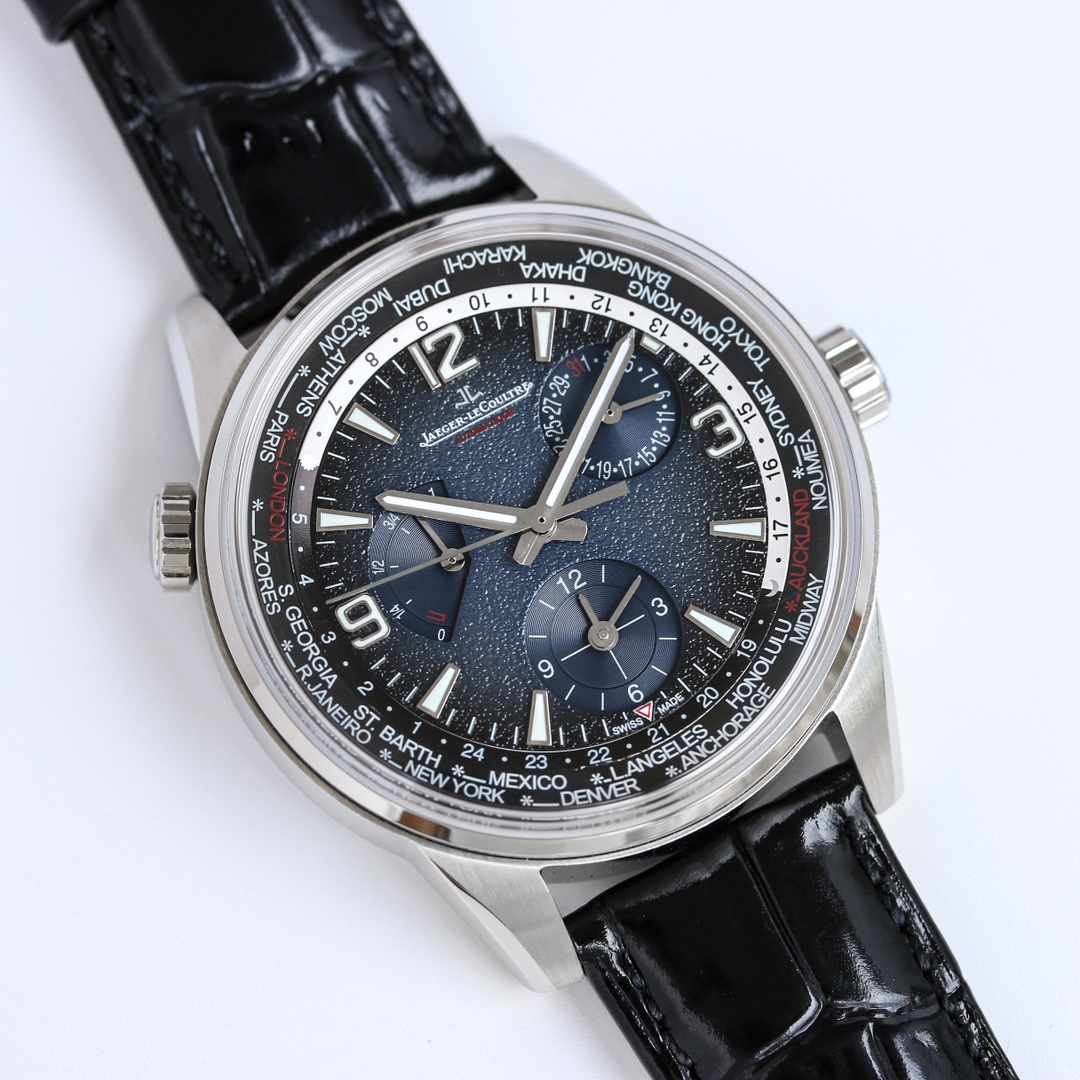 NO:741691,The Jaeger-LeCoultre Beichen Series Geograhic WT 'Global Limited Edition' Geographer World Time Watch adopts a blue-black gradient color and an all-black dial. The flange of the watch displays 24 time zones around the world. It has become a reliable partner for action-minded men during travel. The wearer can set it through the crown at 10 o'clock. Size 43mm case 316L steel case with arched 'lid' mirror Uses the Asian movement replica 936A/1 automatic winding technology is unparalleled  The city name part is based on milky white. The calendar display at 2 o'clock. The second time zone display at 6 o'clock and the power reserve display at 10 o'clock. The sub-dial is decorated with sunray pattern. Imported cowhide. Upgraded version of the original folding buckle. Exquisitely recommended men's multi-functional mechanical watch, jaeger-lecoultre, cowhide19860909积家 北宸系列 Geograhic WT“全球限量版”地理学家世界时腕表采用蓝黑渐变色与全黑色表盘 腕表的凸缘显示全球24个时区 成为行动派男士旅行期间的可靠搭档 佩戴者可透过10时位置的表冠设定 尺寸43mm表壳 316L钢壳 搭配拱“锅盖”镜面 采用亚洲机芯复刻版936A/1自动上链 技术无与伦比 城市名部分以乳白色为基底 2时位置的日历显示 6时位置的第二时区显示和10时位置的动力储存显示副表盘饰以太阳放射状饰纹 进口牛皮 升级版原装折叠扣 精致推荐男士多功能机械腕表,,jaeger-lecoultre,cowhide,Watch