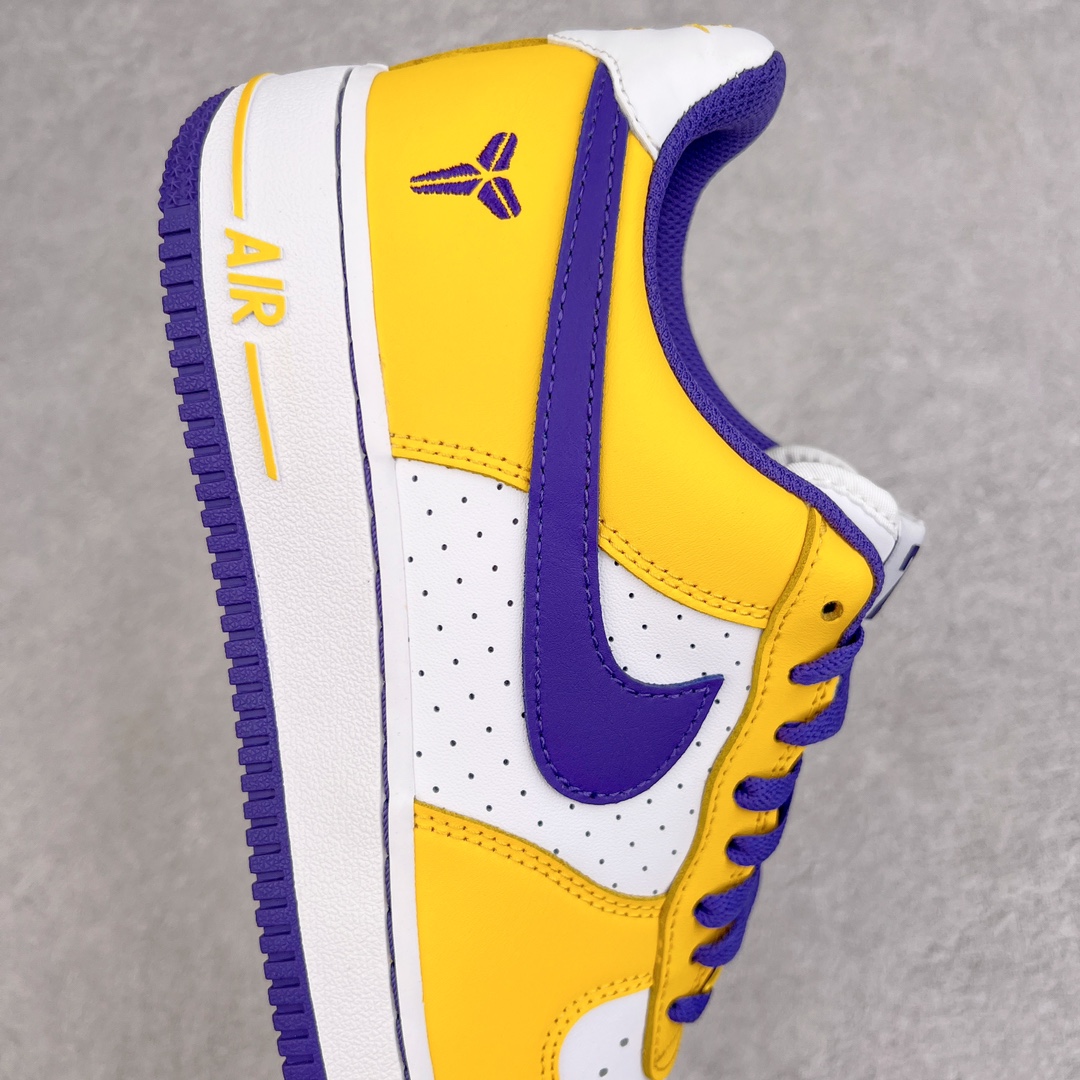 图片[6]-零售💰240 ＃G版纯原 Kobe Bryant x NK Air Force 1 Low Retro QS 空军一号低帮 白紫黄 紫金湖人 FZ1151-100 ＃情怀单品 科比限定 纪念意义拉满 相信老粉对于这款鞋都不陌生 整体采用经典 NK Air Force 1 Low 作为设计蓝本 白色鞋身填充搭配黄色鞋身框架 最后辅以紫色外底 还原标准洛杉矶湖人紫金配色 这款鞋使用了极具代表性的湖人配色方案 白色、黄色与紫色的运用十分亮眼 后跟 Kobe 的刀鞘 Logo 也点明了这双鞋的主人 此外 这款鞋的左右脚鞋舌上也分别印有 Kobe 的 24 号号码 据说这是 Kobe 最喜欢的一双生活鞋款 SIZE：35.5 36 36.5 37.5 38 38.5 39 40 40.5 41 42 42.5 43 44 44.5 45 46 47.5 编码：by2936040-运动鞋