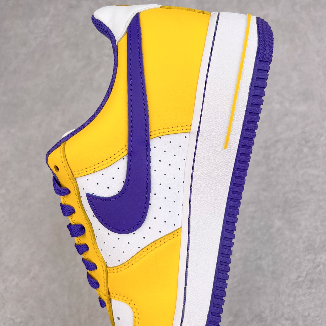 图片[7]-零售💰240 ＃G版纯原 Kobe Bryant x NK Air Force 1 Low Retro QS 空军一号低帮 白紫黄 紫金湖人 FZ1151-100 ＃情怀单品 科比限定 纪念意义拉满 相信老粉对于这款鞋都不陌生 整体采用经典 NK Air Force 1 Low 作为设计蓝本 白色鞋身填充搭配黄色鞋身框架 最后辅以紫色外底 还原标准洛杉矶湖人紫金配色 这款鞋使用了极具代表性的湖人配色方案 白色、黄色与紫色的运用十分亮眼 后跟 Kobe 的刀鞘 Logo 也点明了这双鞋的主人 此外 这款鞋的左右脚鞋舌上也分别印有 Kobe 的 24 号号码 据说这是 Kobe 最喜欢的一双生活鞋款 SIZE：35.5 36 36.5 37.5 38 38.5 39 40 40.5 41 42 42.5 43 44 44.5 45 46 47.5 编码：by2936040-运动鞋