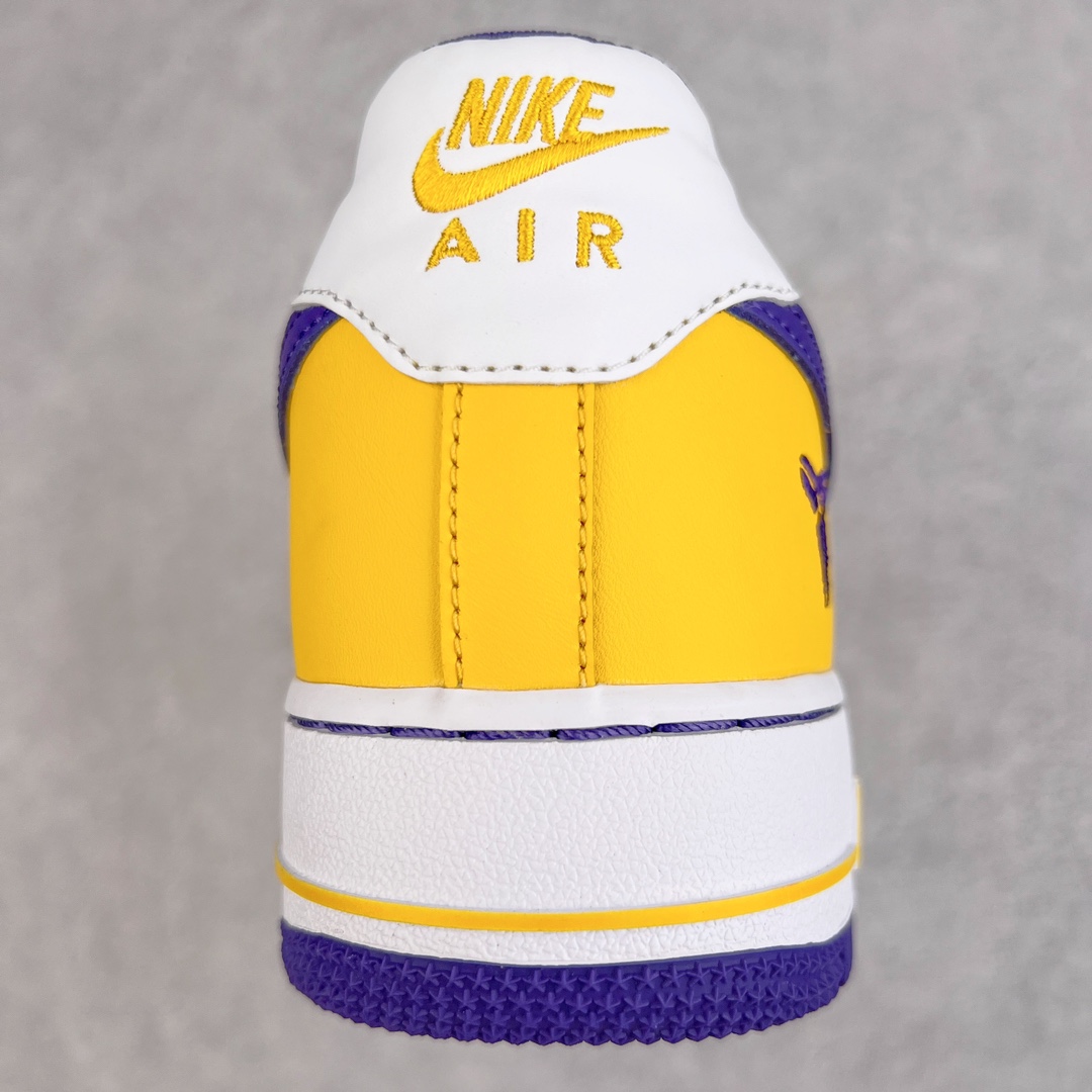 图片[8]-零售💰240 ＃G版纯原 Kobe Bryant x NK Air Force 1 Low Retro QS 空军一号低帮 白紫黄 紫金湖人 FZ1151-100 ＃情怀单品 科比限定 纪念意义拉满 相信老粉对于这款鞋都不陌生 整体采用经典 NK Air Force 1 Low 作为设计蓝本 白色鞋身填充搭配黄色鞋身框架 最后辅以紫色外底 还原标准洛杉矶湖人紫金配色 这款鞋使用了极具代表性的湖人配色方案 白色、黄色与紫色的运用十分亮眼 后跟 Kobe 的刀鞘 Logo 也点明了这双鞋的主人 此外 这款鞋的左右脚鞋舌上也分别印有 Kobe 的 24 号号码 据说这是 Kobe 最喜欢的一双生活鞋款 SIZE：35.5 36 36.5 37.5 38 38.5 39 40 40.5 41 42 42.5 43 44 44.5 45 46 47.5 编码：by2936040-运动鞋