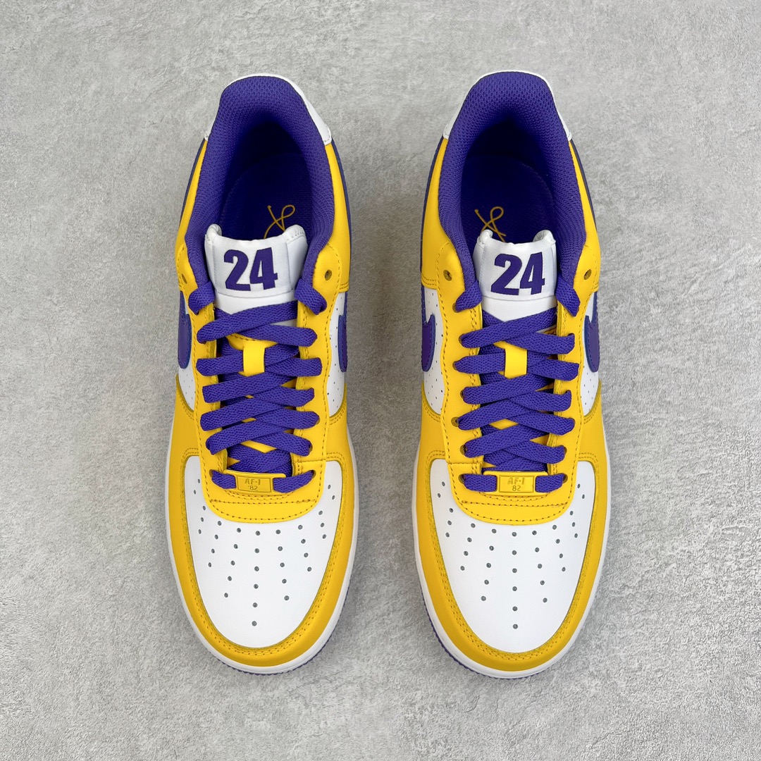 图片[2]-零售💰240 ＃G版纯原 Kobe Bryant x NK Air Force 1 Low Retro QS 空军一号低帮 白紫黄 紫金湖人 FZ1151-100 ＃情怀单品 科比限定 纪念意义拉满 相信老粉对于这款鞋都不陌生 整体采用经典 NK Air Force 1 Low 作为设计蓝本 白色鞋身填充搭配黄色鞋身框架 最后辅以紫色外底 还原标准洛杉矶湖人紫金配色 这款鞋使用了极具代表性的湖人配色方案 白色、黄色与紫色的运用十分亮眼 后跟 Kobe 的刀鞘 Logo 也点明了这双鞋的主人 此外 这款鞋的左右脚鞋舌上也分别印有 Kobe 的 24 号号码 据说这是 Kobe 最喜欢的一双生活鞋款 SIZE：35.5 36 36.5 37.5 38 38.5 39 40 40.5 41 42 42.5 43 44 44.5 45 46 47.5 编码：by2936040-运动鞋