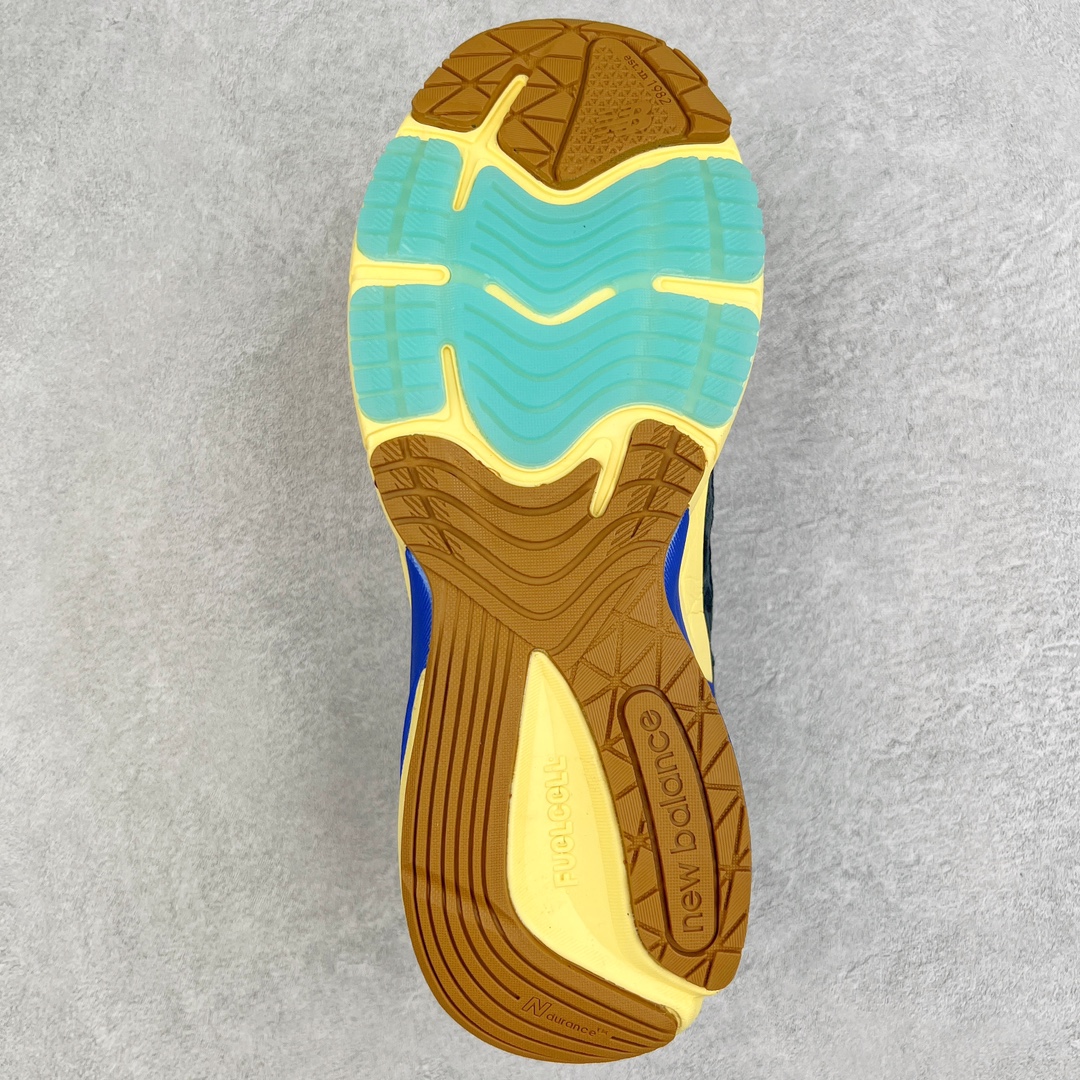 图片[9]-＃K版纯原 Action Bronson x New Balance in USA M990V6 新百伦NB六代系列美产血统经典复古百搭老爹风休闲运动跑步鞋 蓝绿棕 这是一双极具现代感设计的复古跑鞋 990v6 鞋面大部分面积依旧采用麂皮和织物材质覆盖 从各种细节上看也还是有点 990v5 的影子 但相比 990v5 990v6 鞋面各种材质的拼接会更加复杂 这次 990v6 最大的改变相信大家应该也发现了 就是看上去貌似比 990v4 和 990v5 两代鞋款加起来还要厚的鞋底 其实这是 New Balance 首次采用的三重缓震组合鞋底 除了之前就有的 ABZORB 缓震科技和 ENCAP 中底 这次新加入了 FuelCell 缓震科技 看来舒适度和增高度 都要更上一层楼呀 990v6 的侧标 Logo 设计少见地没有印在绒面皮革上 而是置于网眼面料以及横跨鞋身的皮革织带之上 同时鞋舌上的标签设计并没有延用此前 990v4 和 990v5 采用的样式设计 而是采用了一种新的类似于三角徽章的设计 所以对于鞋款上的更新变化 既有延续经典的设计 也有创新性的改变 尺码：36 37 37.5 38 38.5 39 40 40.5 41.5 42 42.5 43 44 44.5 45-选品中心