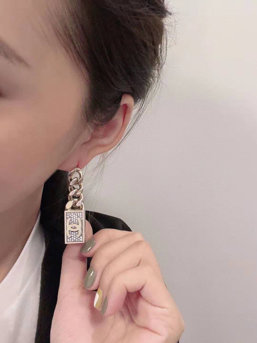 编号XED0132
CHANEL 小香链条长牌长款双c耳钉，高端品质，专柜同材质， 真正黄铜，离子电镀，