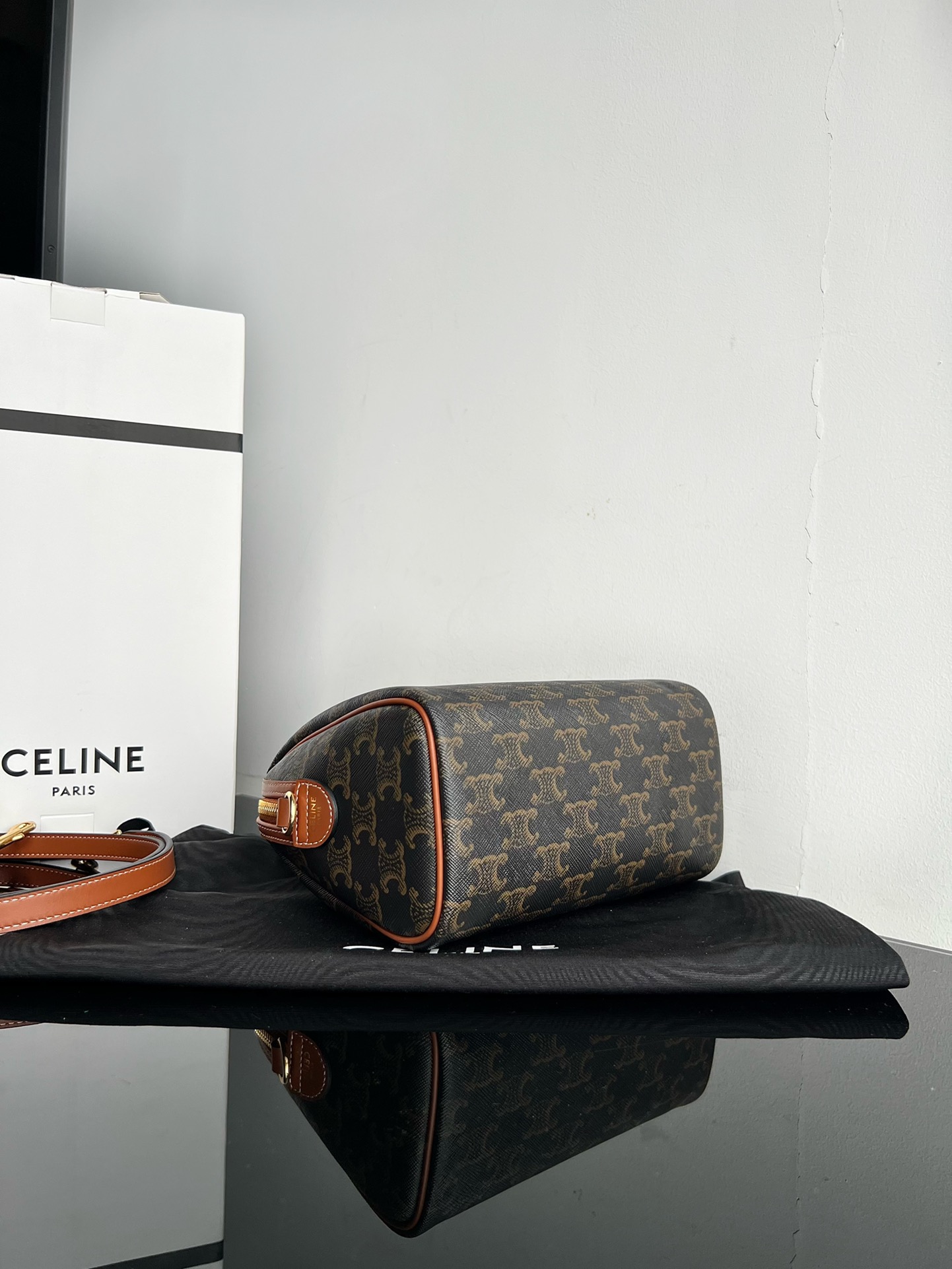 CELINE [New version] TRIOMPHE CANVAS logo printed Wagyu leather Boston bag, pillow bag Size: 19.5 X 14 X 7. . TRIOMPHE CANVAS logo print, cowhide