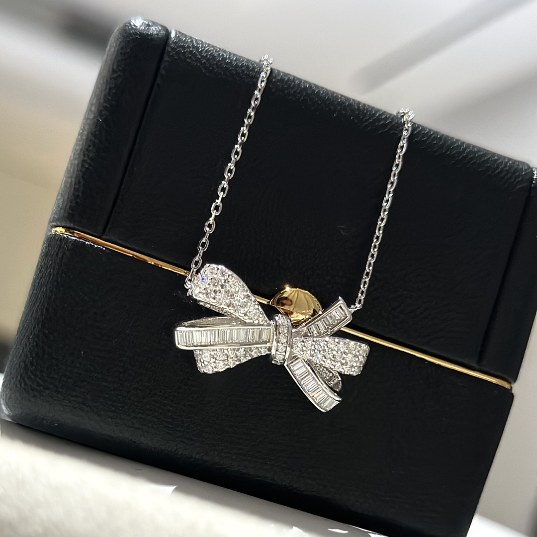 👑格拉夫 经典款 蝴蝶结🎀系列项链  激动无尽能量。✨高端定制微镶工艺 光芒四射，绽放如火热情。璀璨宝石
