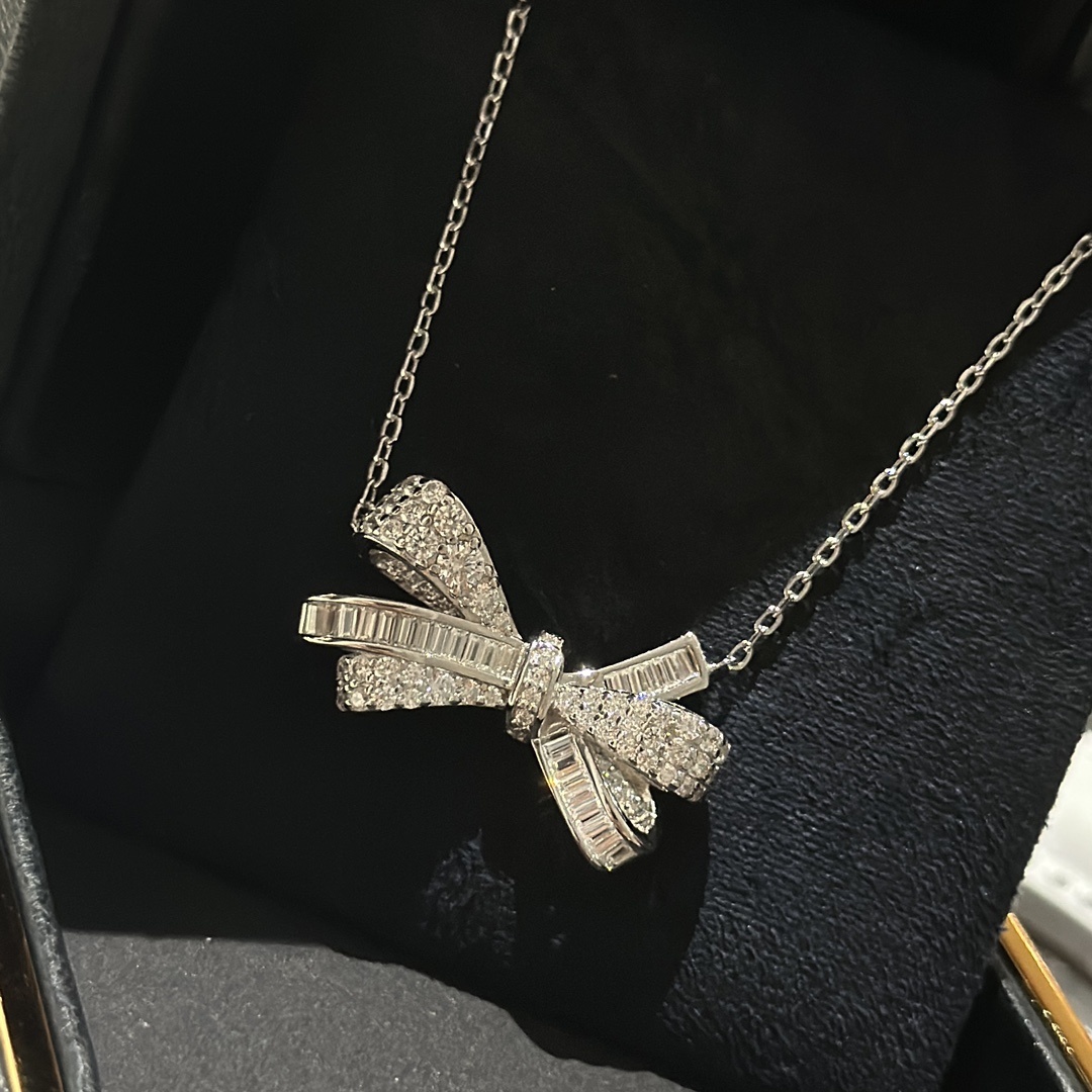 👑格拉夫 经典款 蝴蝶结🎀系列项链  激动无尽能量。✨高端定制微镶工艺 光芒四射，绽放如火热情。璀璨宝石