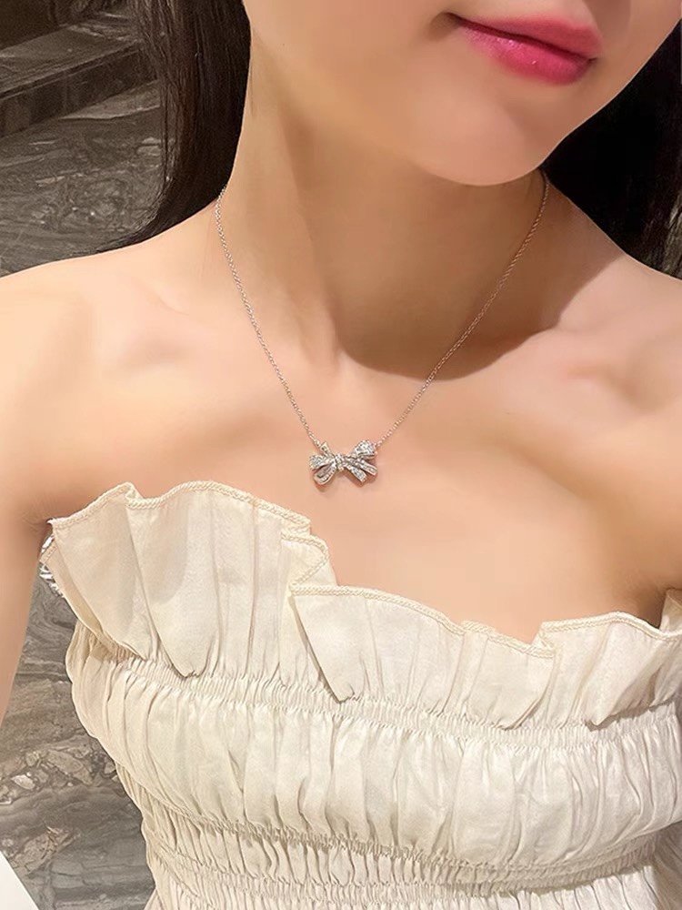 👑格拉夫 经典款 蝴蝶结🎀系列项链  激动无尽能量。✨高端定制微镶工艺 光芒四射，绽放如火热情。璀璨宝石