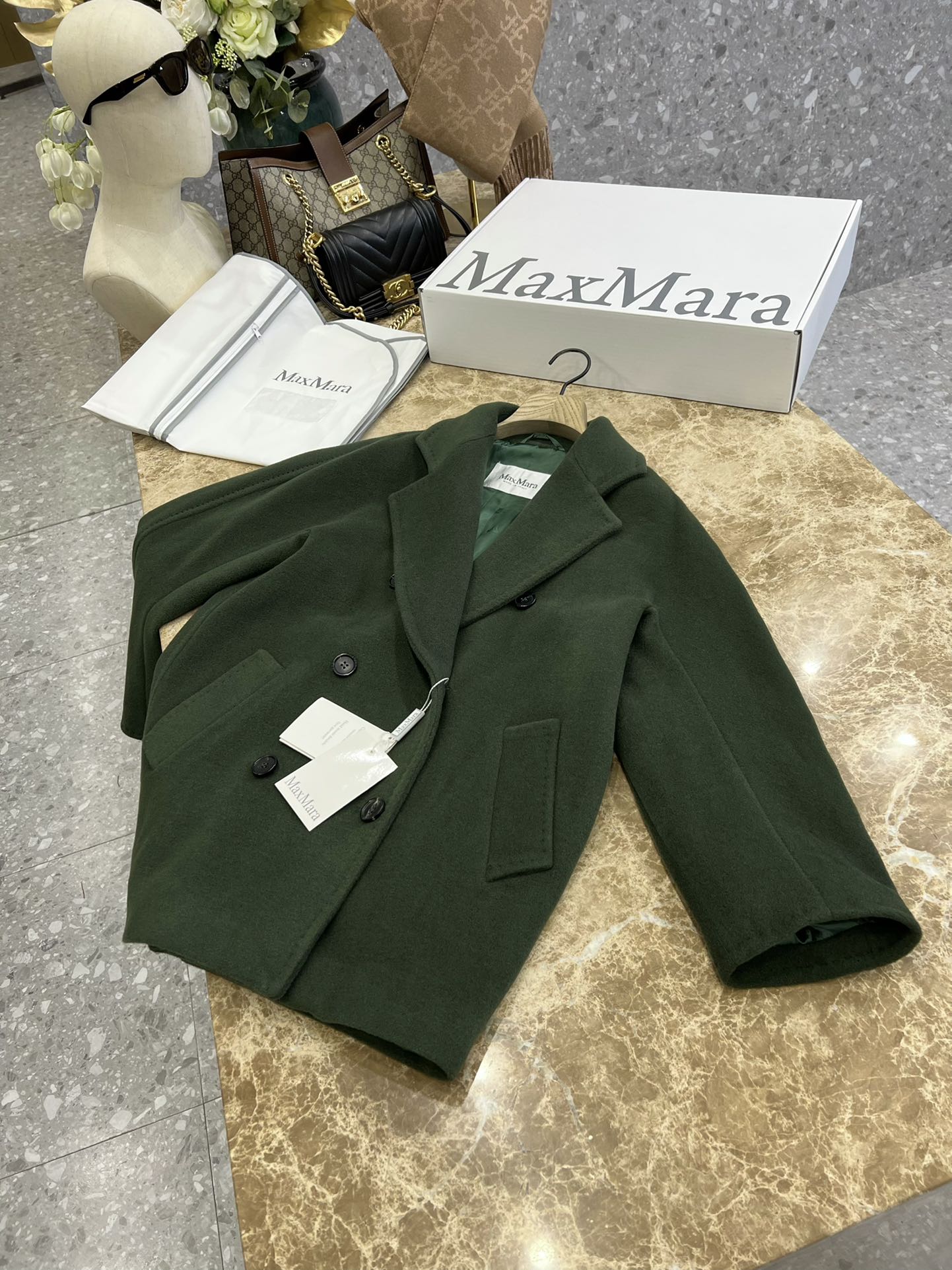 NO:569979,Comes with dust bag MaxMara classic Rebus cashmere coat (short 101801 coat). Adhering to the 101801 classic cocoon shape, the oversize has a full sense of wrapping and can definitely cover excess flesh!  Slim fit, made of beaver wool and cashmere, lapels, large welt pockets and long sleeves, lined with branded fabrics. Double-breasted buttons fastened with bell buttons, with the brand's unique logo. Size 34-36-38-40, versace, alexander wang19860909配防尘袋MaxMara 经典款 Rebus 羊绒大衣（短款101801大衣） 秉承101801经典茧型版型,Oversize包裹感十足,绝对可以包住多余肉肉！显瘦,采用海狸羊毛和羊绒,翻领,大贴边口袋和长袖,内衬有品牌面料.双排扣用喇叭扣固定,有着品牌独特标志 码数34-36-38-40,,versace,alexander wang,Women's clothing