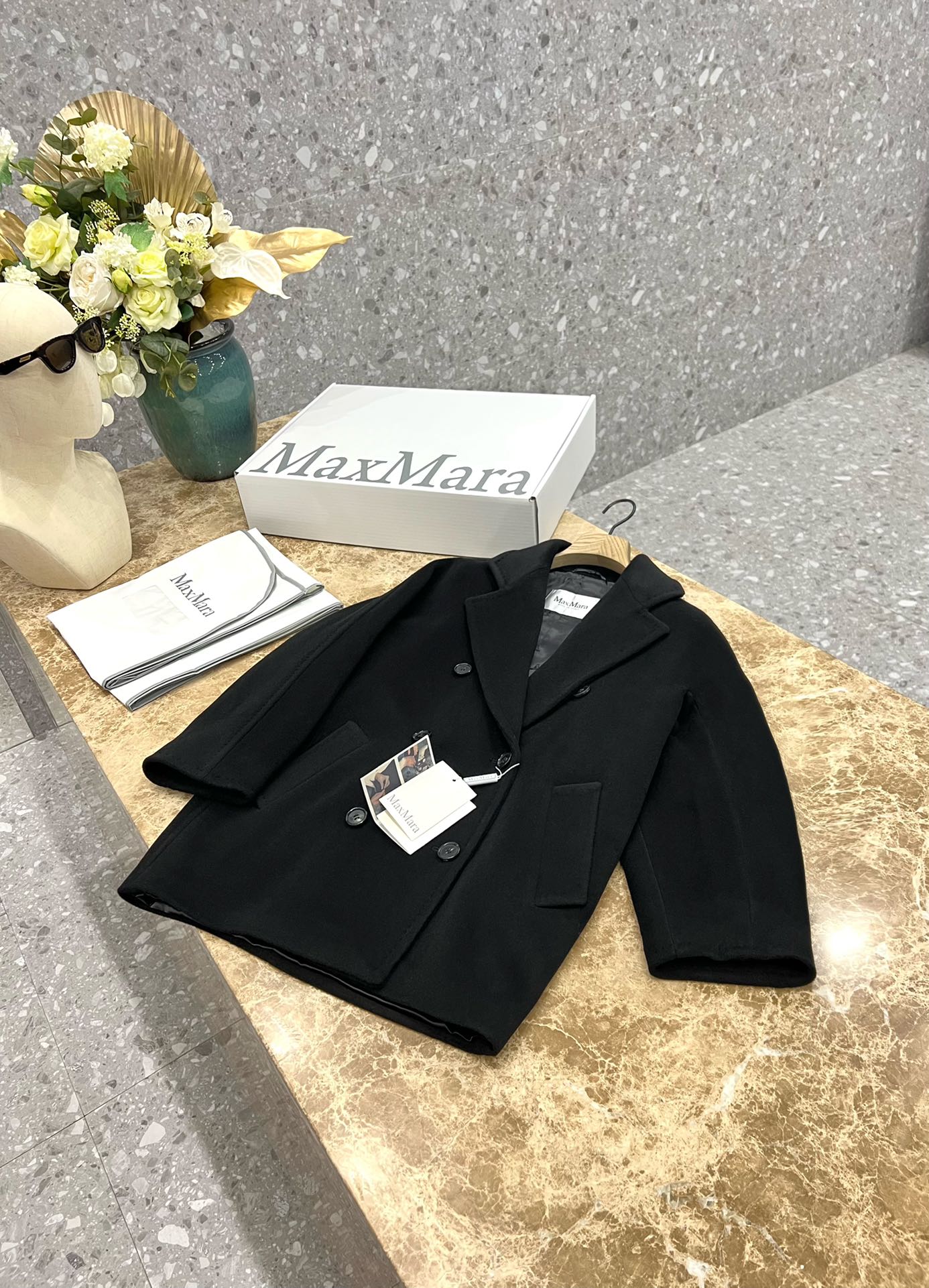 NO:569987,Comes with dust bag MaxMara classic Rebus cashmere coat (short 101801 coat). Adhering to the 101801 classic cocoon shape, the oversize has a full sense of wrapping and can definitely cover excess flesh!  Slim fit, made of beaver wool and cashmere, lapels, large welt pockets and long sleeves, lined with branded fabrics. Double-breasted buttons fastened with bell buttons, with the brand's unique logo. Size 34-36-38-40, versace, alexander wang19860909配防尘袋MaxMara 经典款 Rebus 羊绒大衣（短款101801大衣） 秉承101801经典茧型版型,Oversize包裹感十足,绝对可以包住多余肉肉！显瘦,采用海狸羊毛和羊绒,翻领,大贴边口袋和长袖,内衬有品牌面料.双排扣用喇叭扣固定,有着品牌独特标志 码数34-36-38-40,,versace,alexander wang,Women's clothing