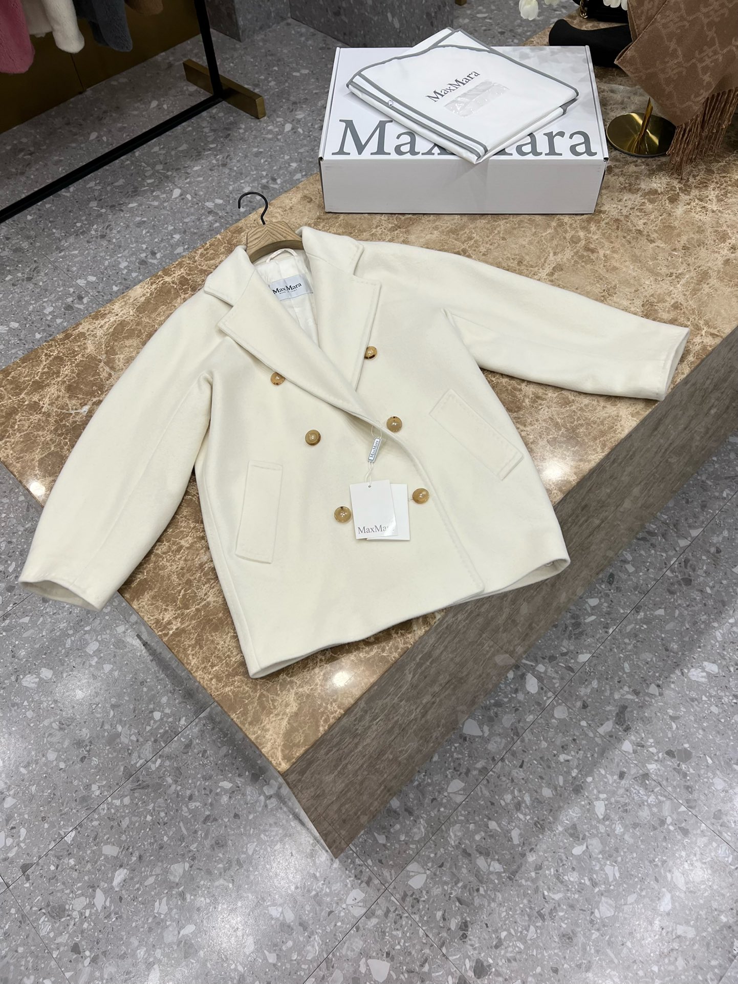 NO:569970,Comes with dust bag MaxMara classic Rebus cashmere coat (short 101801 coat). Adhering to the 101801 classic cocoon shape, the oversize has a full sense of wrapping and can definitely cover excess flesh!  Slim fit, made of beaver wool and cashmere, lapels, large welt pockets and long sleeves, lined with branded fabrics. Double-breasted buttons fastened with bell buttons, with the brand's unique logo. Size 34-36-38-40, versace, alexander wang19860909配防尘袋MaxMara 经典款 Rebus 羊绒大衣（短款101801大衣） 秉承101801经典茧型版型,Oversize包裹感十足,绝对可以包住多余肉肉！显瘦,采用海狸羊毛和羊绒,翻领,大贴边口袋和长袖,内衬有品牌面料.双排扣用喇叭扣固定,有着品牌独特标志 码数34-36-38-40,,versace,alexander wang,Women's clothing