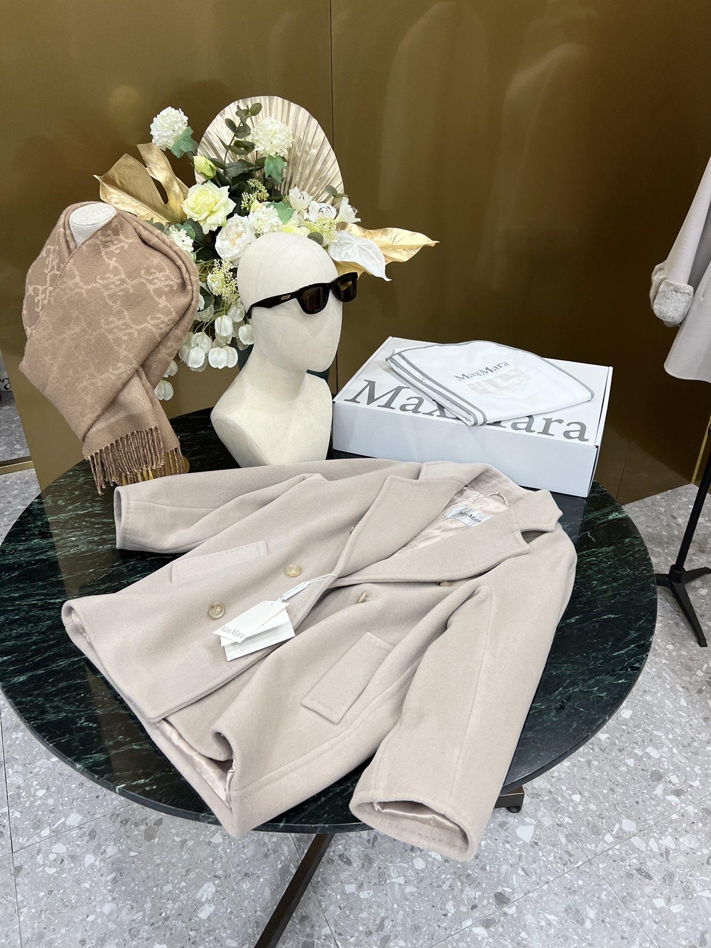 NO:569983,Comes with dust bag MaxMara classic Rebus cashmere coat (short 101801 coat). Adhering to the 101801 classic cocoon shape, the oversize has a full sense of wrapping and can definitely cover excess flesh!  Slim fit, made of beaver wool and cashmere, lapels, large welt pockets and long sleeves, lined with branded fabrics. Double-breasted buttons fastened with bell buttons, with the brand's unique logo. Size 34-36-38-40, versace, alexander wang19860909配防尘袋MaxMara 经典款 Rebus 羊绒大衣（短款101801大衣） 秉承101801经典茧型版型,Oversize包裹感十足,绝对可以包住多余肉肉！显瘦,采用海狸羊毛和羊绒,翻领,大贴边口袋和长袖,内衬有品牌面料.双排扣用喇叭扣固定,有着品牌独特标志 码数34-36-38-40,,versace,alexander wang,Women's clothing