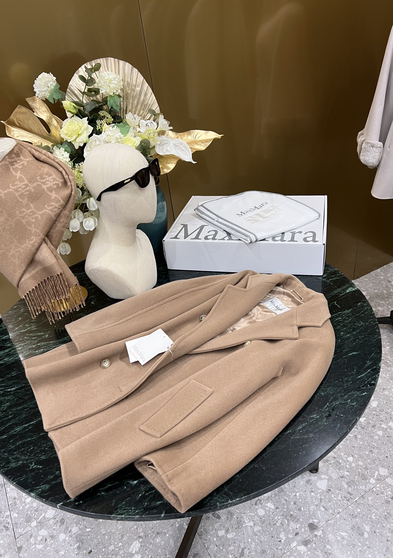 NO:569976,Comes with dust bag MaxMara classic Rebus cashmere coat (short 101801 coat). Adhering to the 101801 classic cocoon shape, the oversize has a full sense of wrapping and can definitely cover excess flesh!  Slim fit, made of beaver wool and cashmere, lapels, large welt pockets and long sleeves, lined with branded fabrics. Double-breasted buttons fastened with bell buttons, with the brand's unique logo. Size 34-36-38-40, versace, alexander wang19860909配防尘袋MaxMara 经典款 Rebus 羊绒大衣（短款101801大衣） 秉承101801经典茧型版型,Oversize包裹感十足,绝对可以包住多余肉肉！显瘦,采用海狸羊毛和羊绒,翻领,大贴边口袋和长袖,内衬有品牌面料.双排扣用喇叭扣固定,有着品牌独特标志 码数34-36-38-40,,versace,alexander wang,Women's clothing