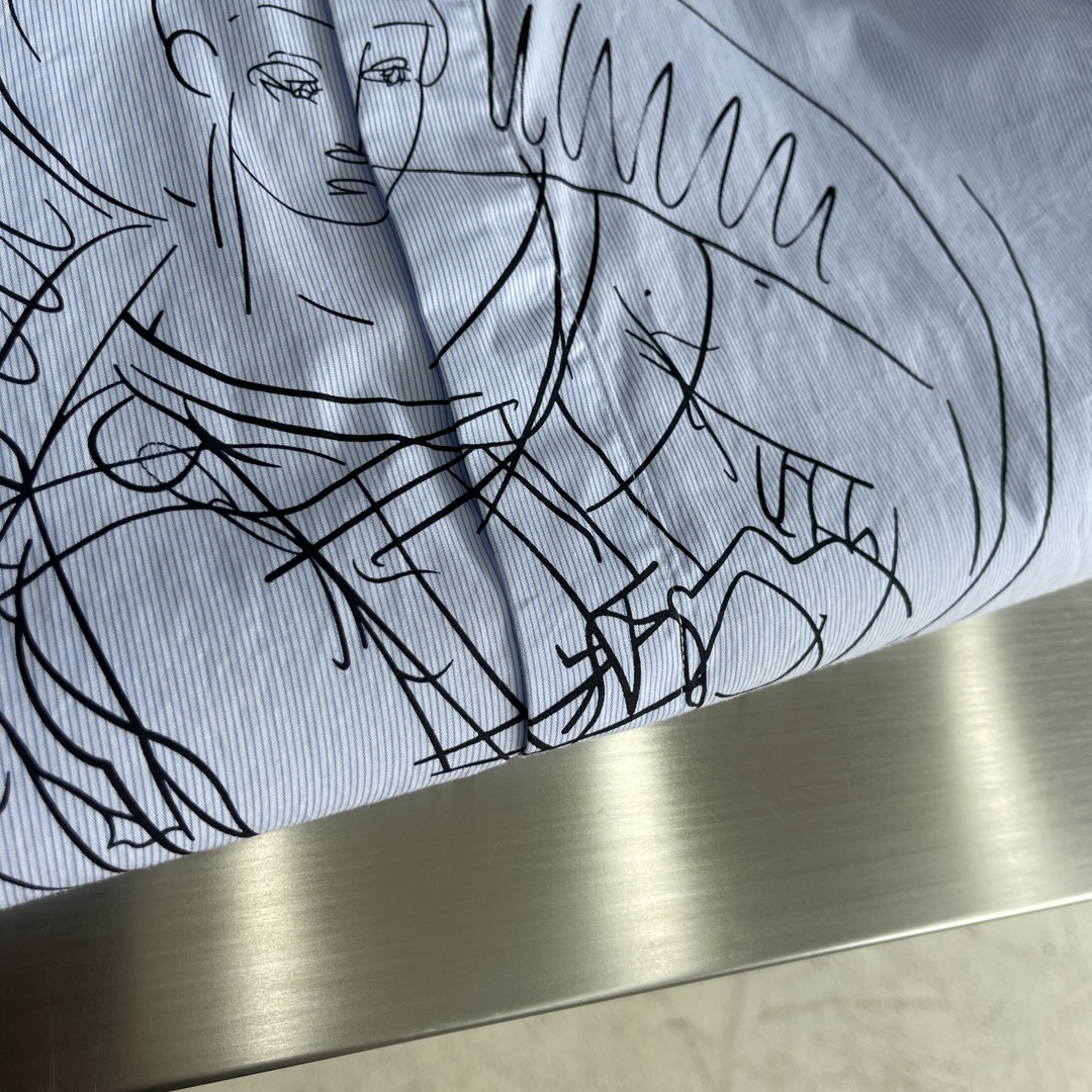 -Dio 早秋条纹图案印花棉府绸衬衫。暗扣款贝壳扣，面料质感不错，面料舒适透气。尺码:38/39/40/