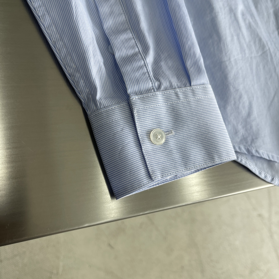 -Dio 早秋条纹图案印花棉府绸衬衫。暗扣款贝壳扣，面料质感不错，面料舒适透气。尺码:38/39/40/