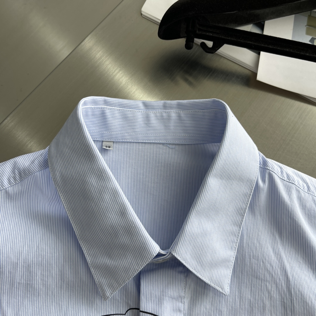 -Dio 早秋条纹图案印花棉府绸衬衫。暗扣款贝壳扣，面料质感不错，面料舒适透气。尺码:38/39/40/