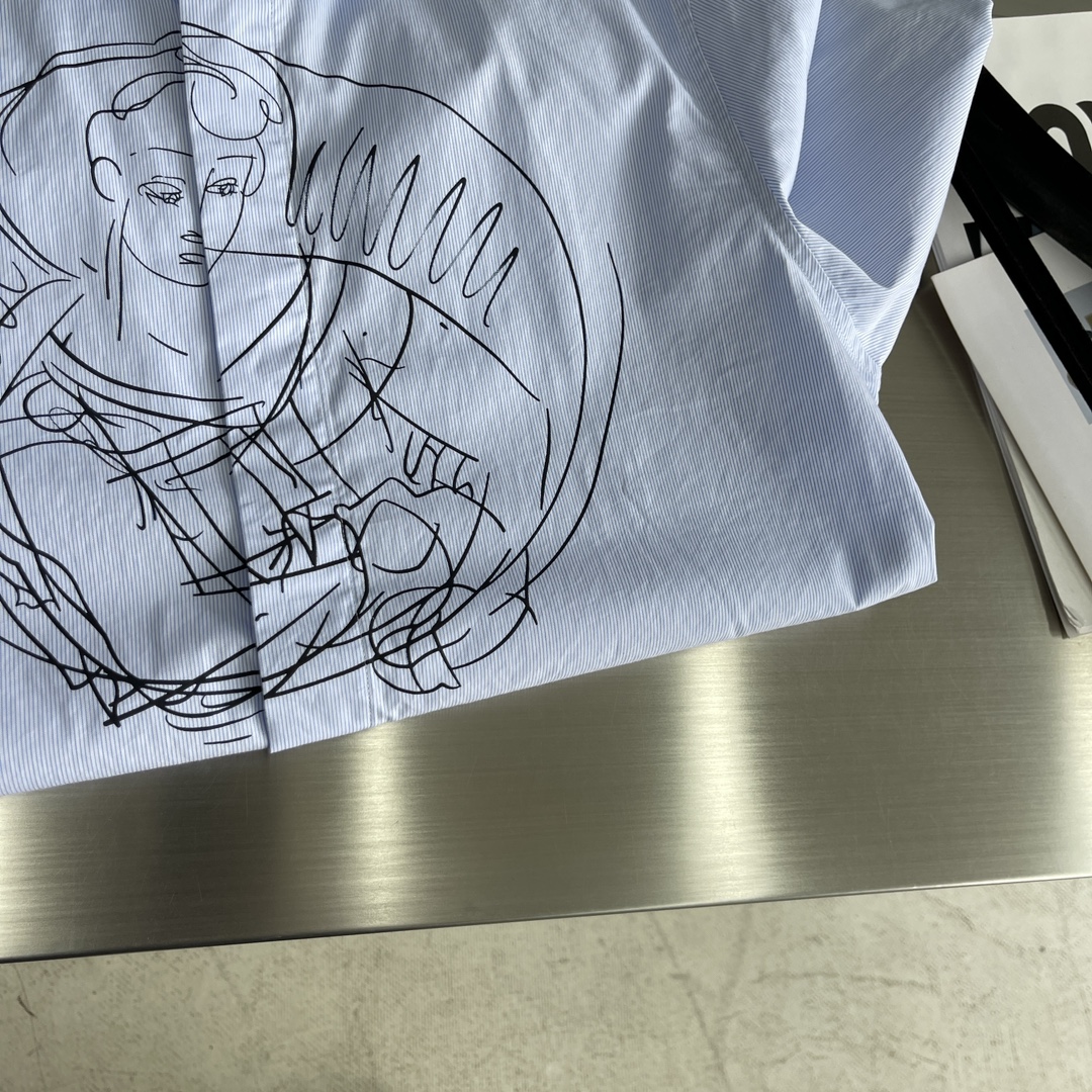 -Dio 早秋条纹图案印花棉府绸衬衫。暗扣款贝壳扣，面料质感不错，面料舒适透气。尺码:38/39/40/