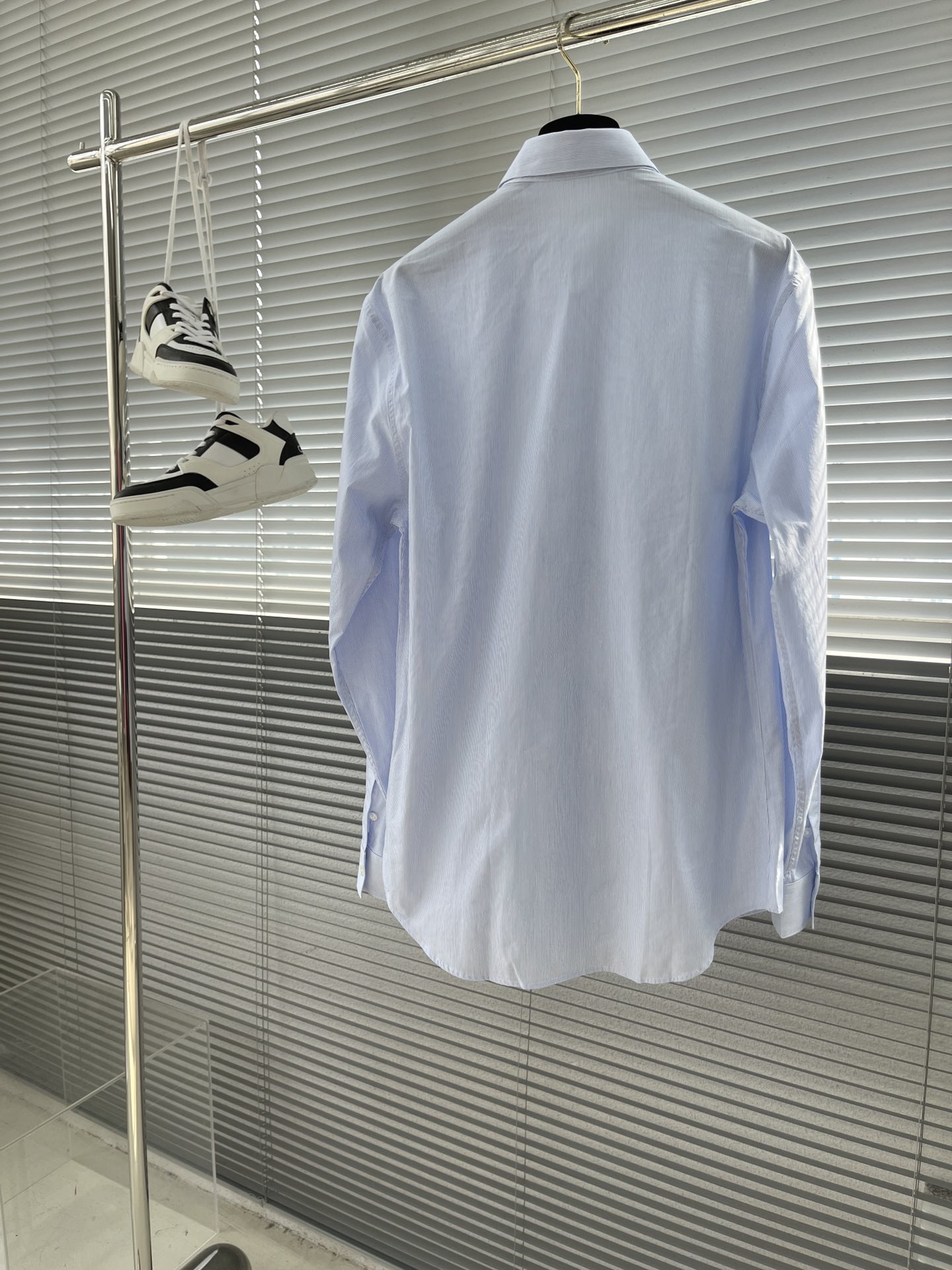 -Dio 早秋条纹图案印花棉府绸衬衫。暗扣款贝壳扣，面料质感不错，面料舒适透气。尺码:38/39/40/