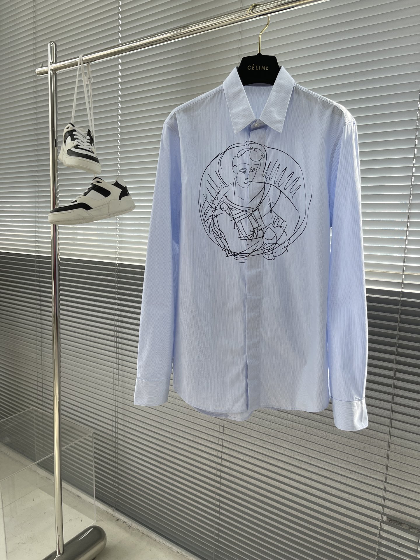 -Dio 早秋条纹图案印花棉府绸衬衫。暗扣款贝壳扣，面料质感不错，面料舒适透气。尺码:38/39/40/